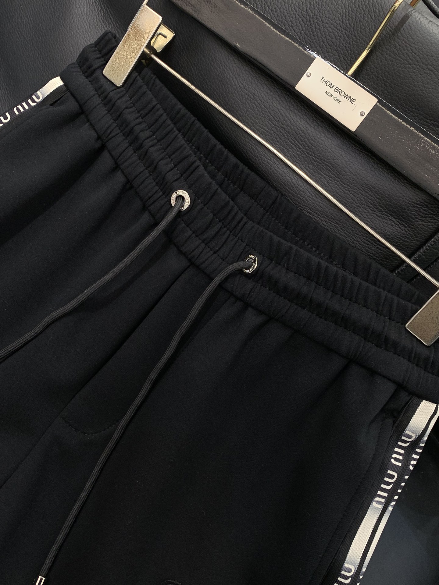 ，Miumiu黑色直筒休闲裤材质 面料:棉32%锦纶63%氨纶5%里料:涤纶100%机洗，手洗最高水温3