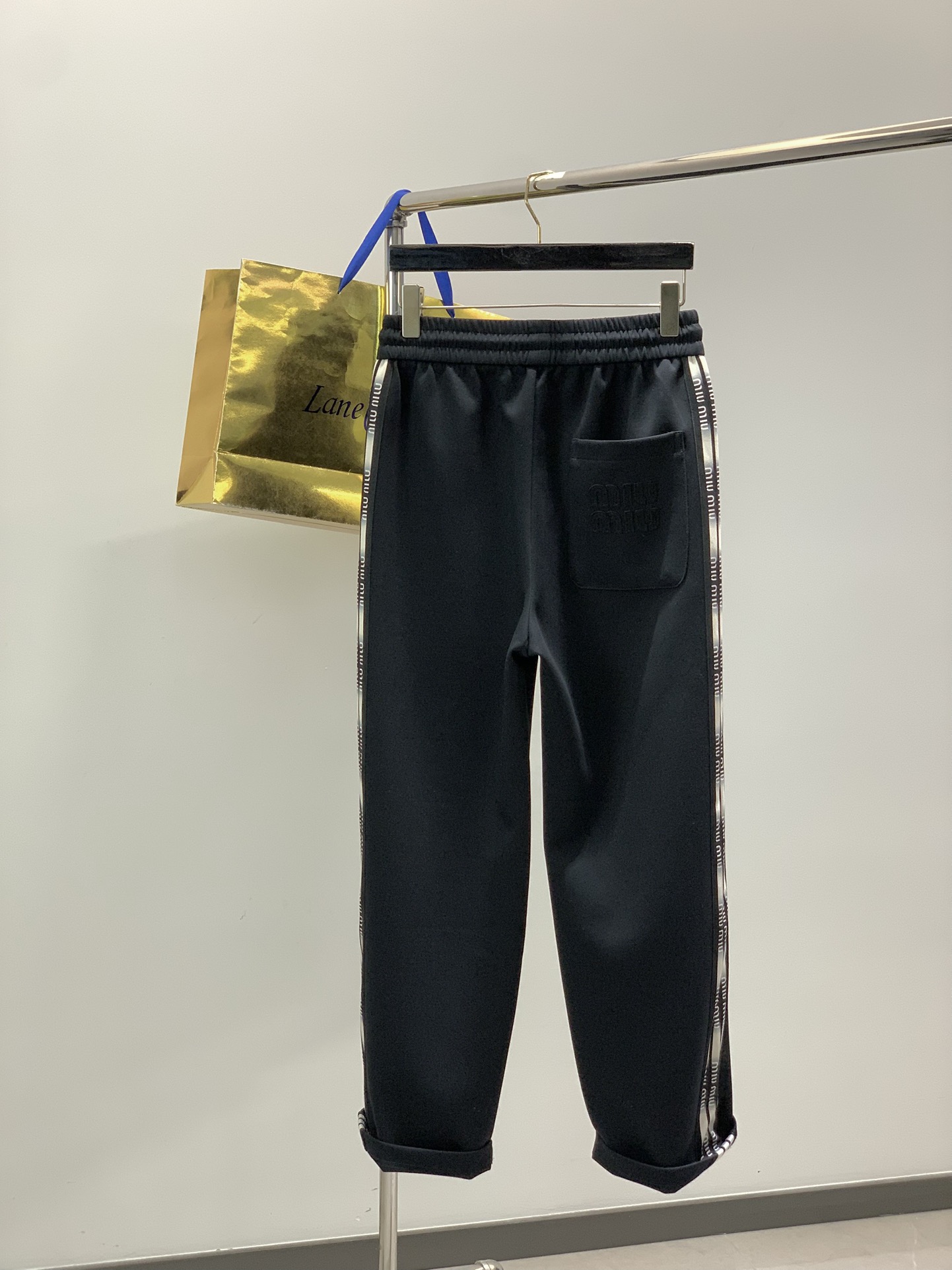 ，Miumiu黑色直筒休闲裤材质 面料:棉32%锦纶63%氨纶5%里料:涤纶100%机洗，手洗最高水温3