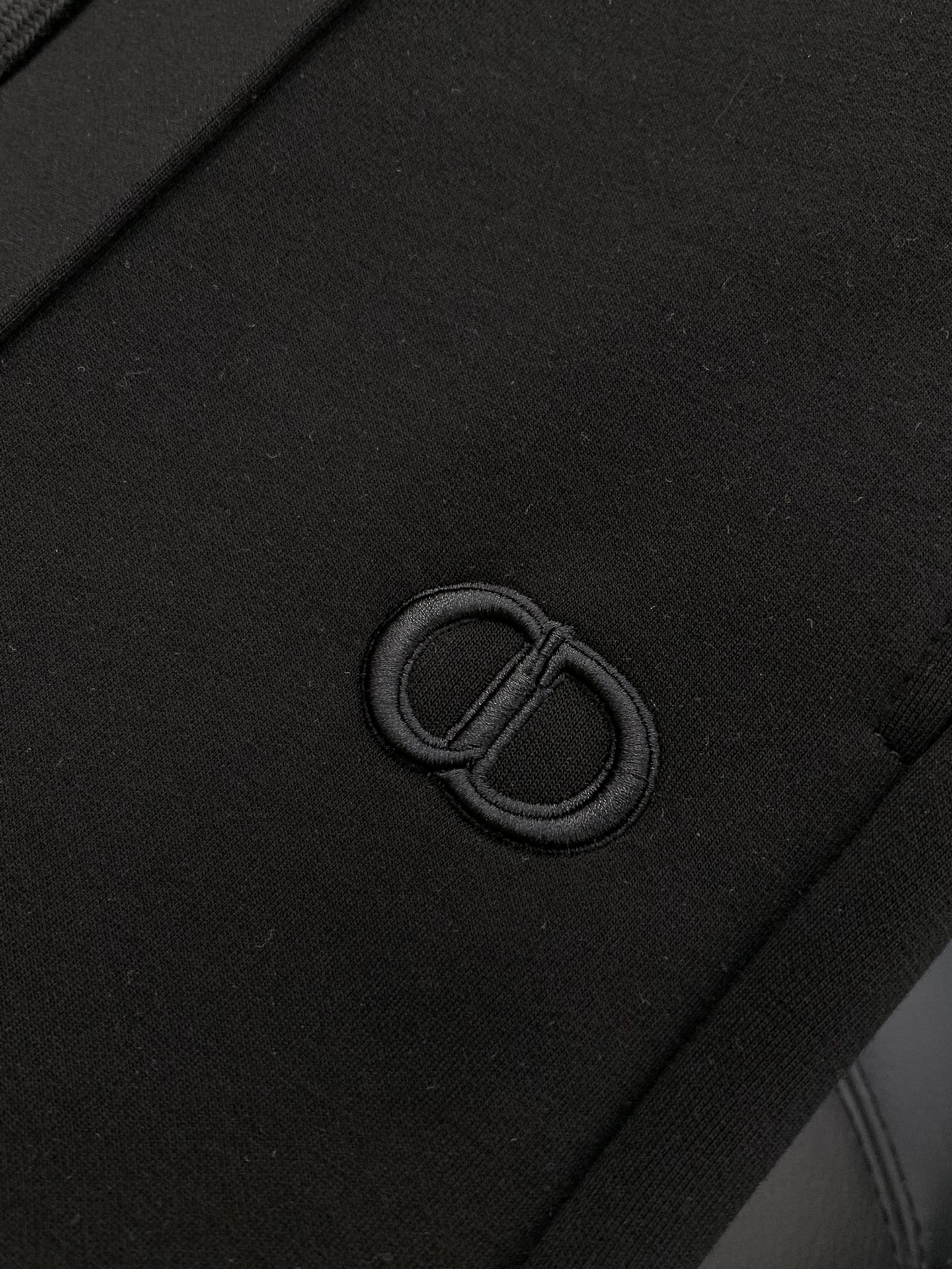 ，迪奥 绒里舒爽空气棉的提升版…超赞混纺面料。cd家 25年冬季顶配裤装。前后立体刺绣logo设计。。门