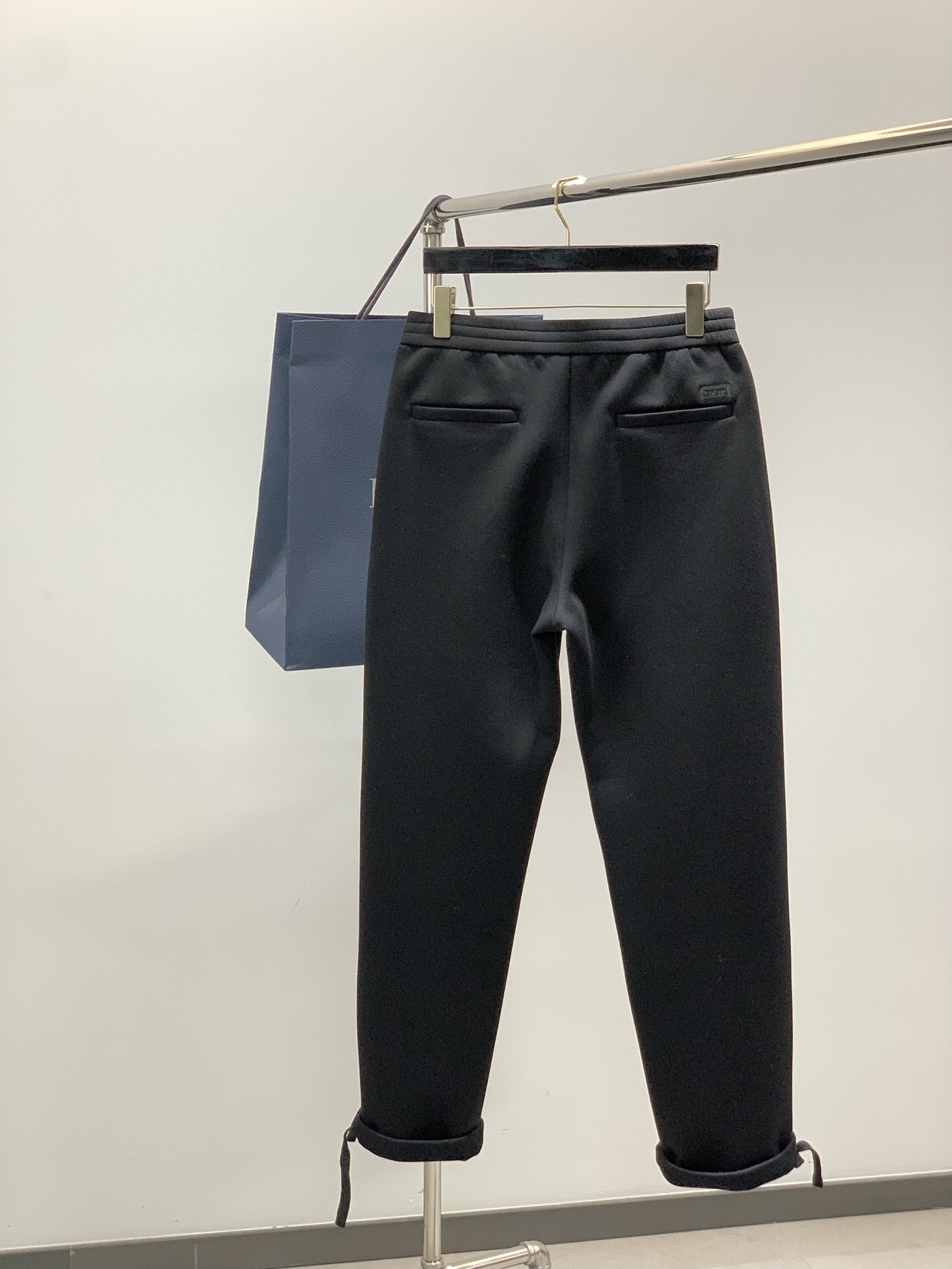 ，迪奥 绒里舒爽空气棉的提升版…超赞混纺面料。cd家 25年冬季顶配裤装。前后立体刺绣logo设计。。门