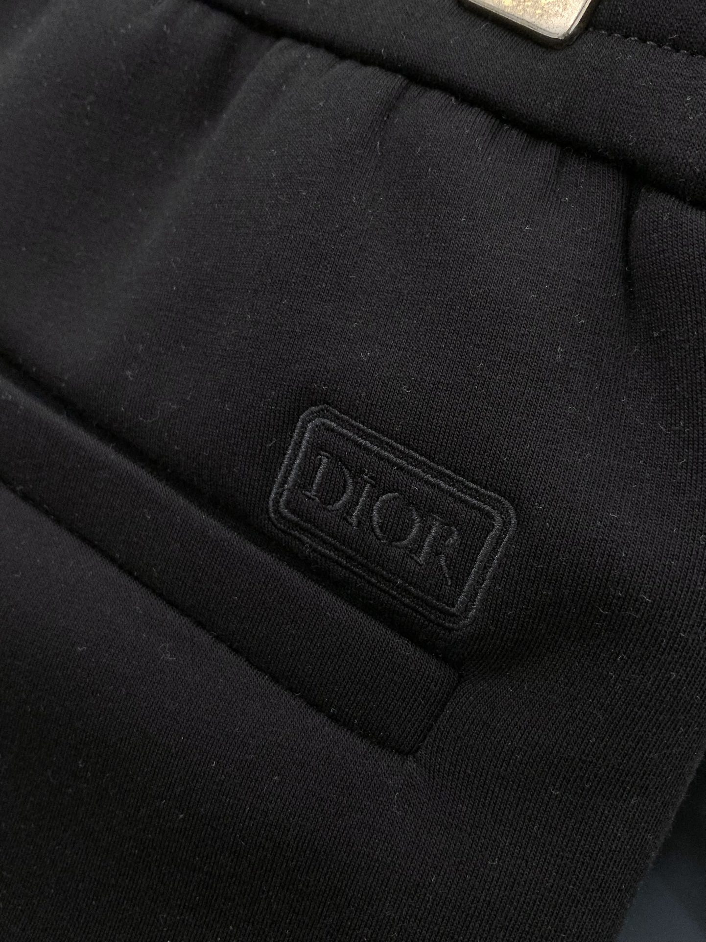 ，迪奥 绒里舒爽空气棉的提升版…超赞混纺面料。cd家 25年冬季顶配裤装。前后立体刺绣logo设计。。门