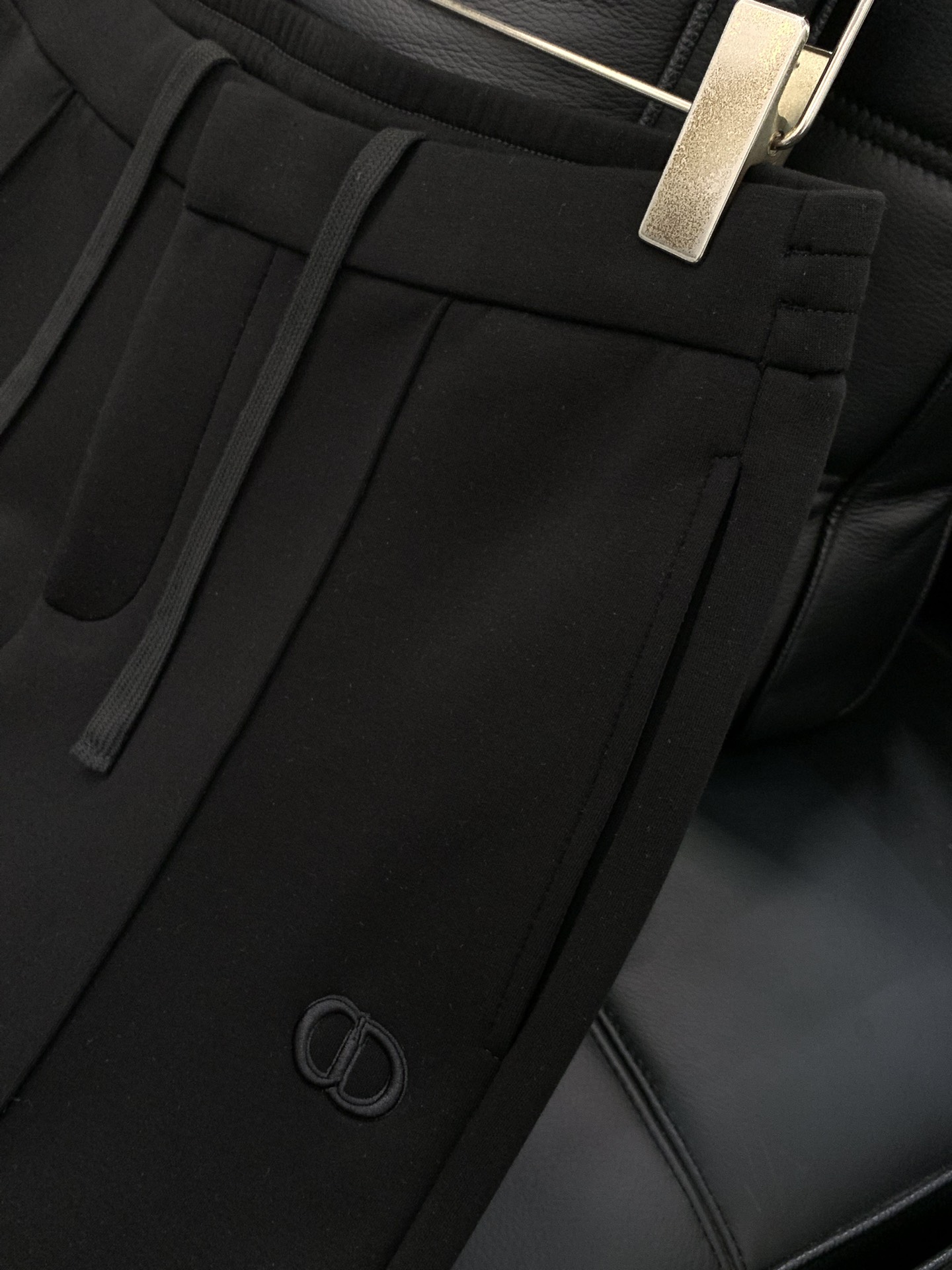 ，迪奥 绒里舒爽空气棉的提升版…超赞混纺面料。cd家 25年冬季顶配裤装。前后立体刺绣logo设计。。门