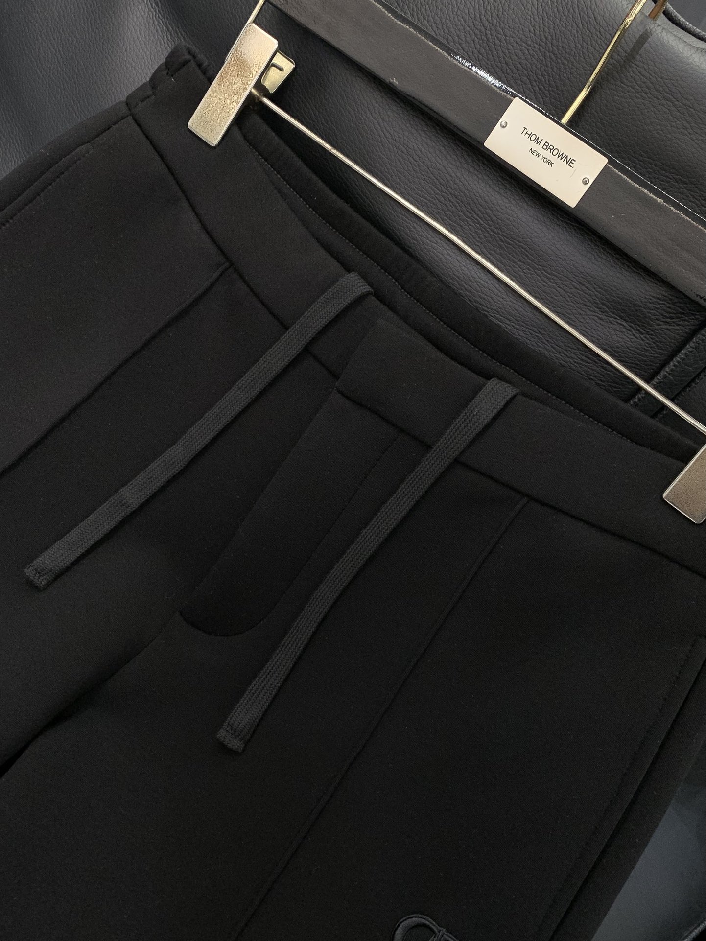 ，迪奥 绒里舒爽空气棉的提升版…超赞混纺面料。cd家 25年冬季顶配裤装。前后立体刺绣logo设计。。门