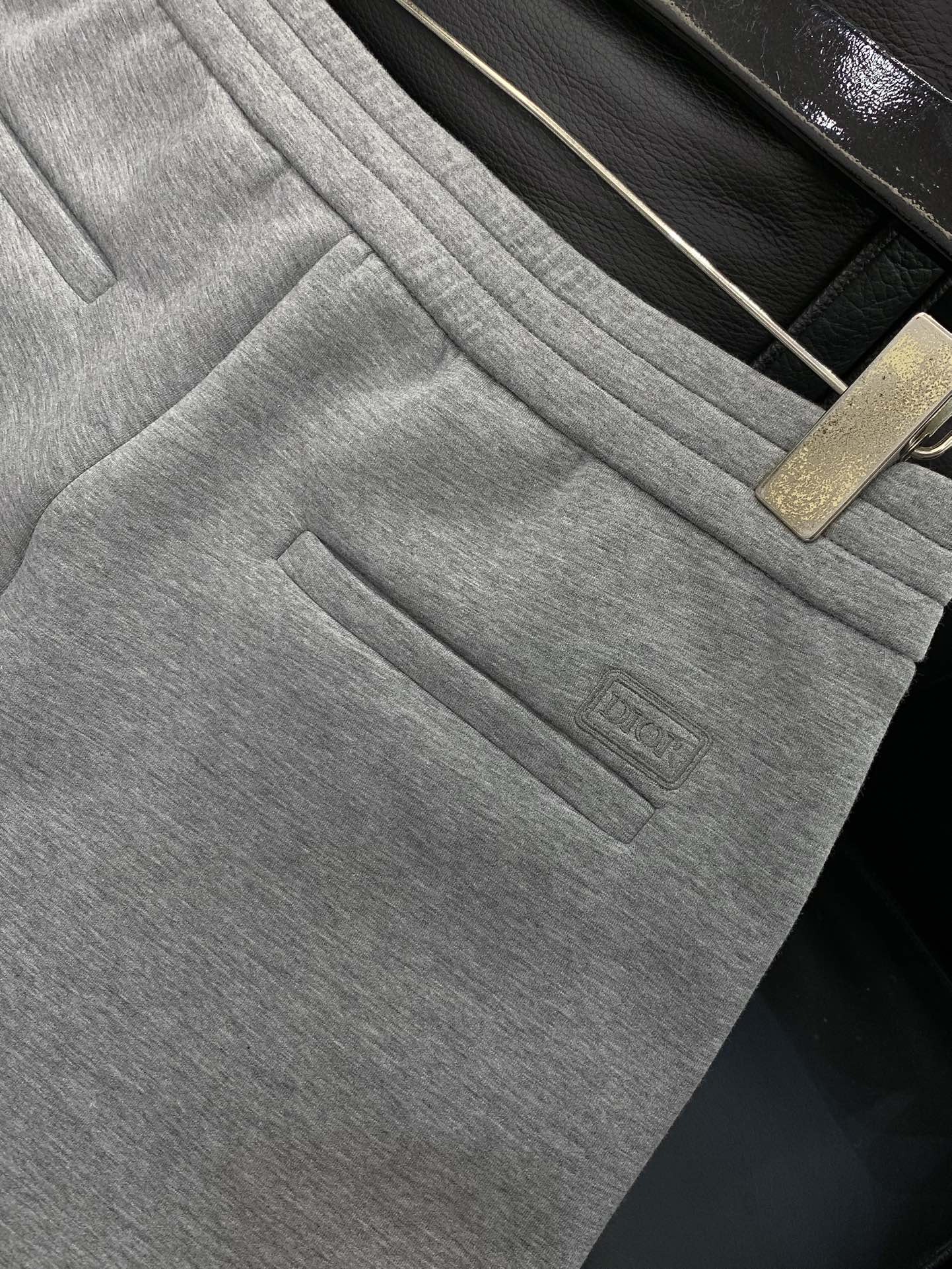 ，迪奥 绒里舒爽空气棉的提升版…超赞混纺面料。cd家 25年冬季顶配裤装。前后立体刺绣logo设计。。门