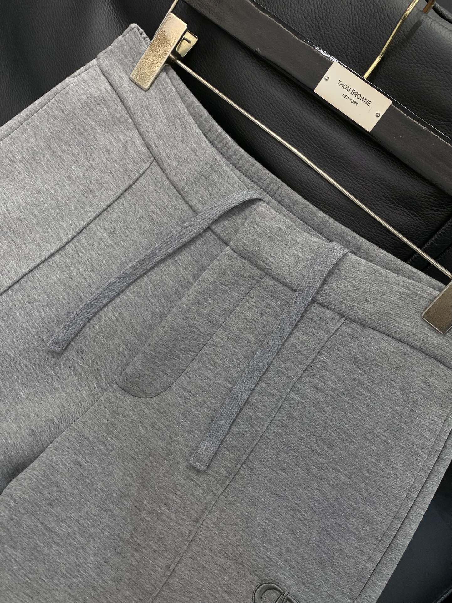 ，迪奥 绒里舒爽空气棉的提升版…超赞混纺面料。cd家 25年冬季顶配裤装。前后立体刺绣logo设计。。门