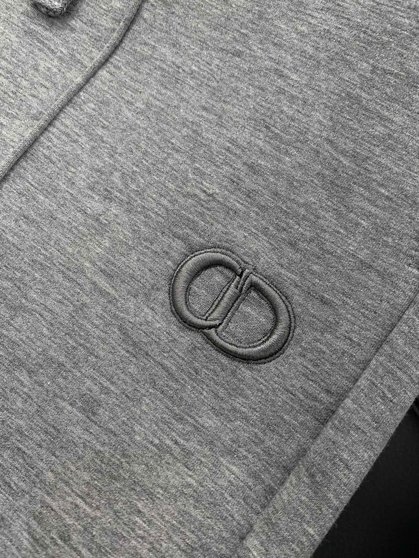 ，迪奥 绒里舒爽空气棉的提升版…超赞混纺面料。cd家 25年冬季顶配裤装。前后立体刺绣logo设计。。门