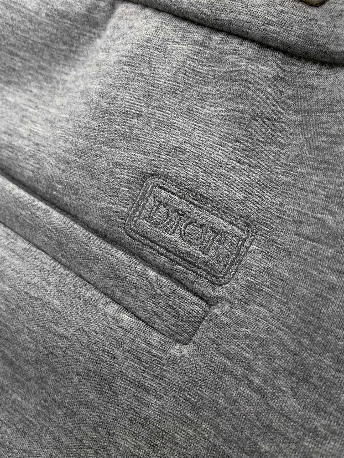 ，迪奥 绒里舒爽空气棉的提升版…超赞混纺面料。cd家 25年冬季顶配裤装。前后立体刺绣logo设计。。门