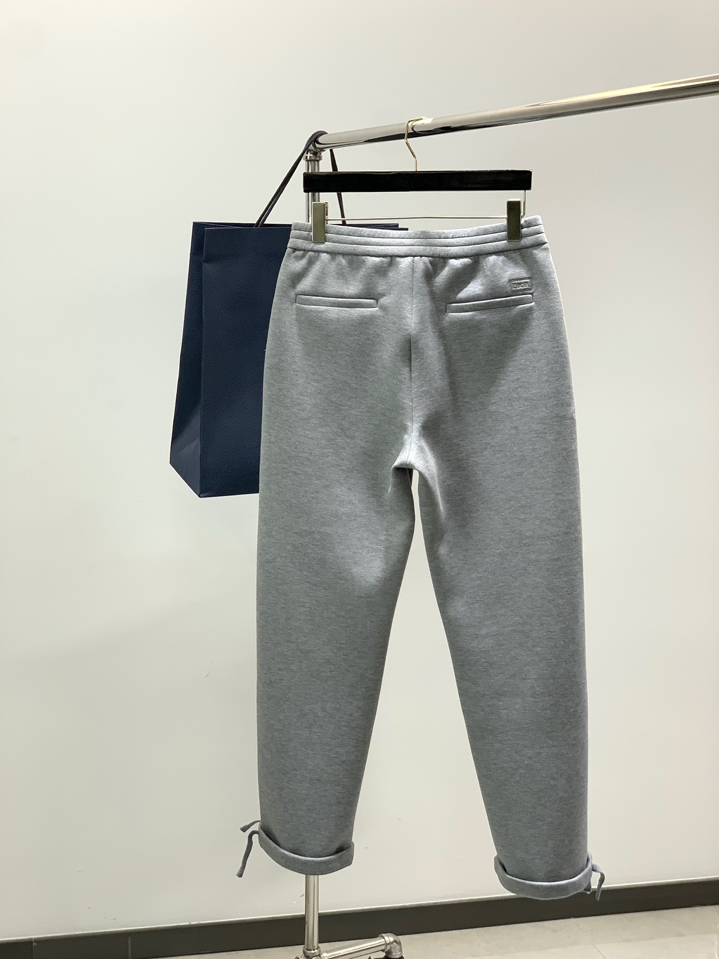 ，迪奥 绒里舒爽空气棉的提升版…超赞混纺面料。cd家 25年冬季顶配裤装。前后立体刺绣logo设计。。门