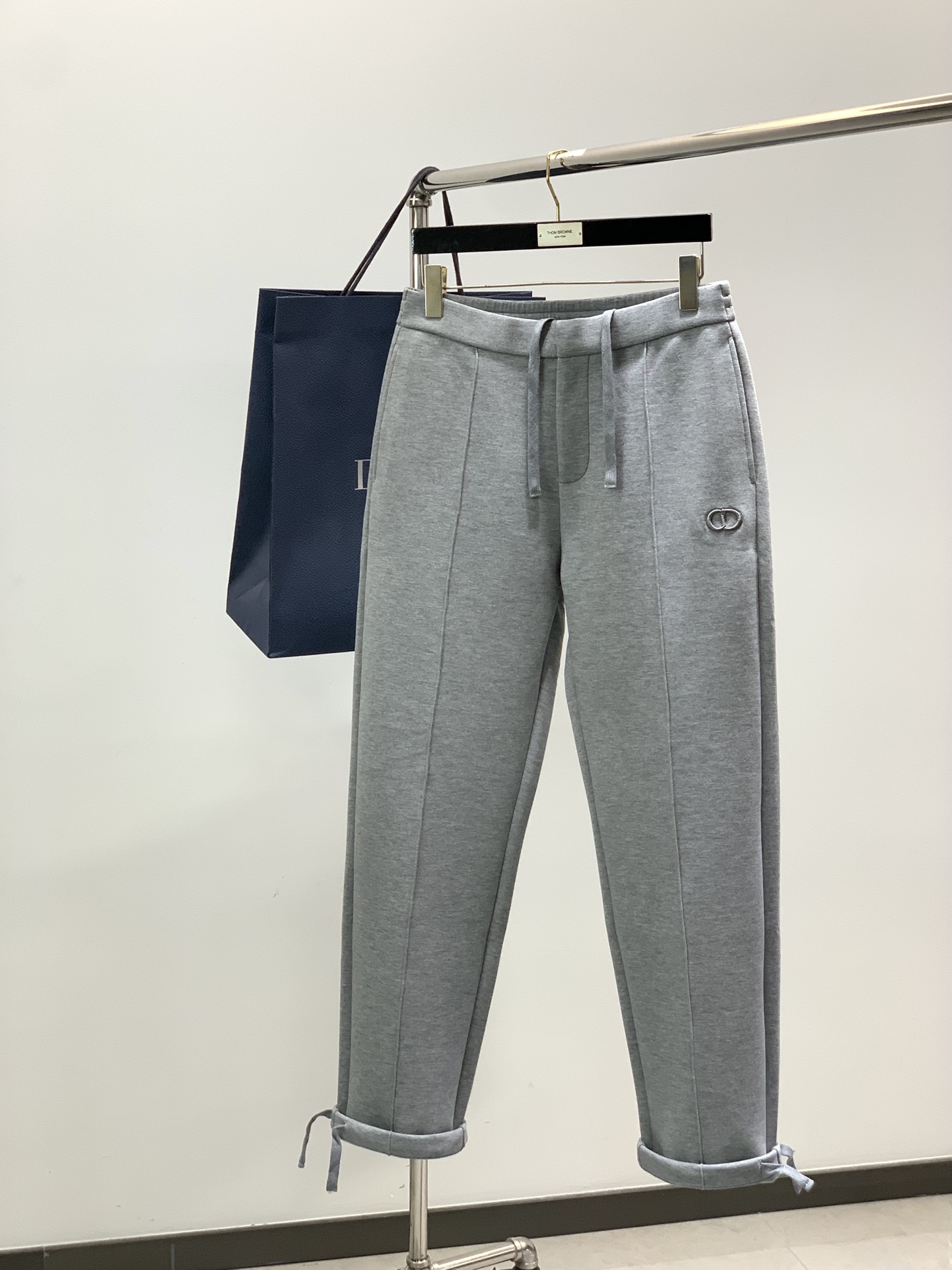 ，迪奥 绒里舒爽空气棉的提升版…超赞混纺面料。cd家 25年冬季顶配裤装。前后立体刺绣logo设计。。门