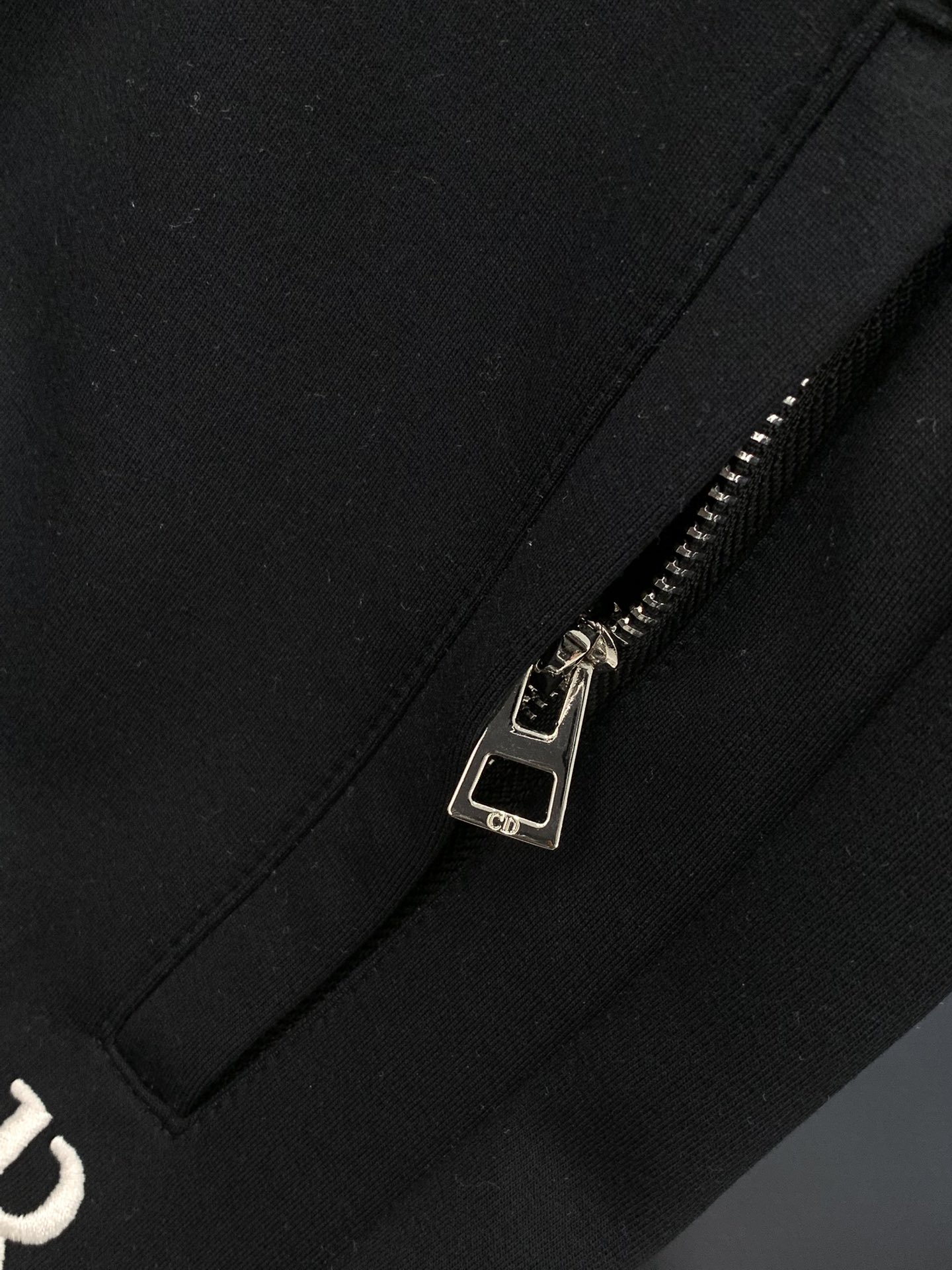 ，迪奥 黑色休闲裤材质 面料:棉32%锦纶63%氨纶5%里料:涤纶100%机洗，手洗最高水温30℃ 时尚