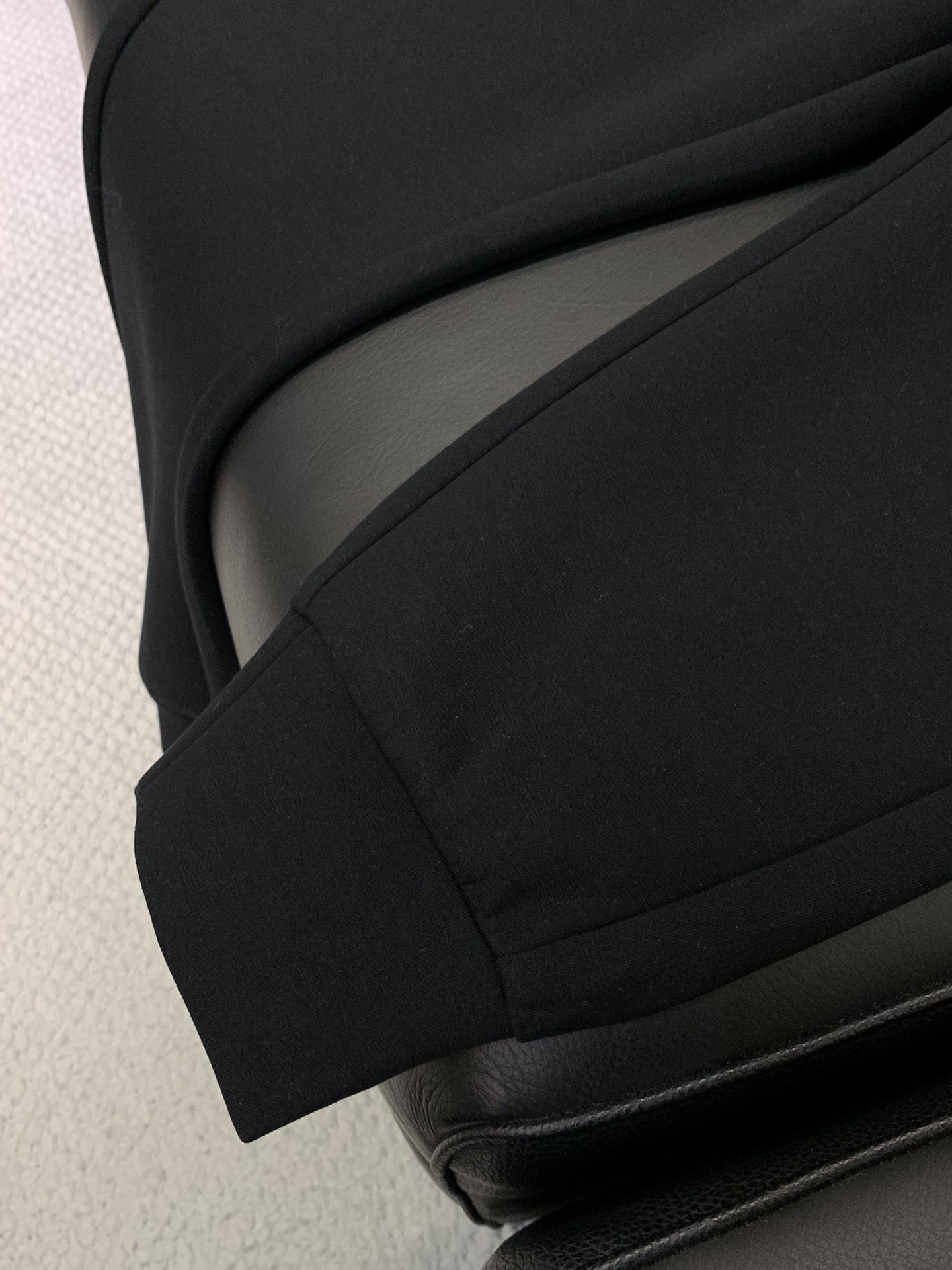 ，迪奥 黑色休闲裤材质 面料:棉32%锦纶63%氨纶5%里料:涤纶100%机洗，手洗最高水温30℃ 时尚