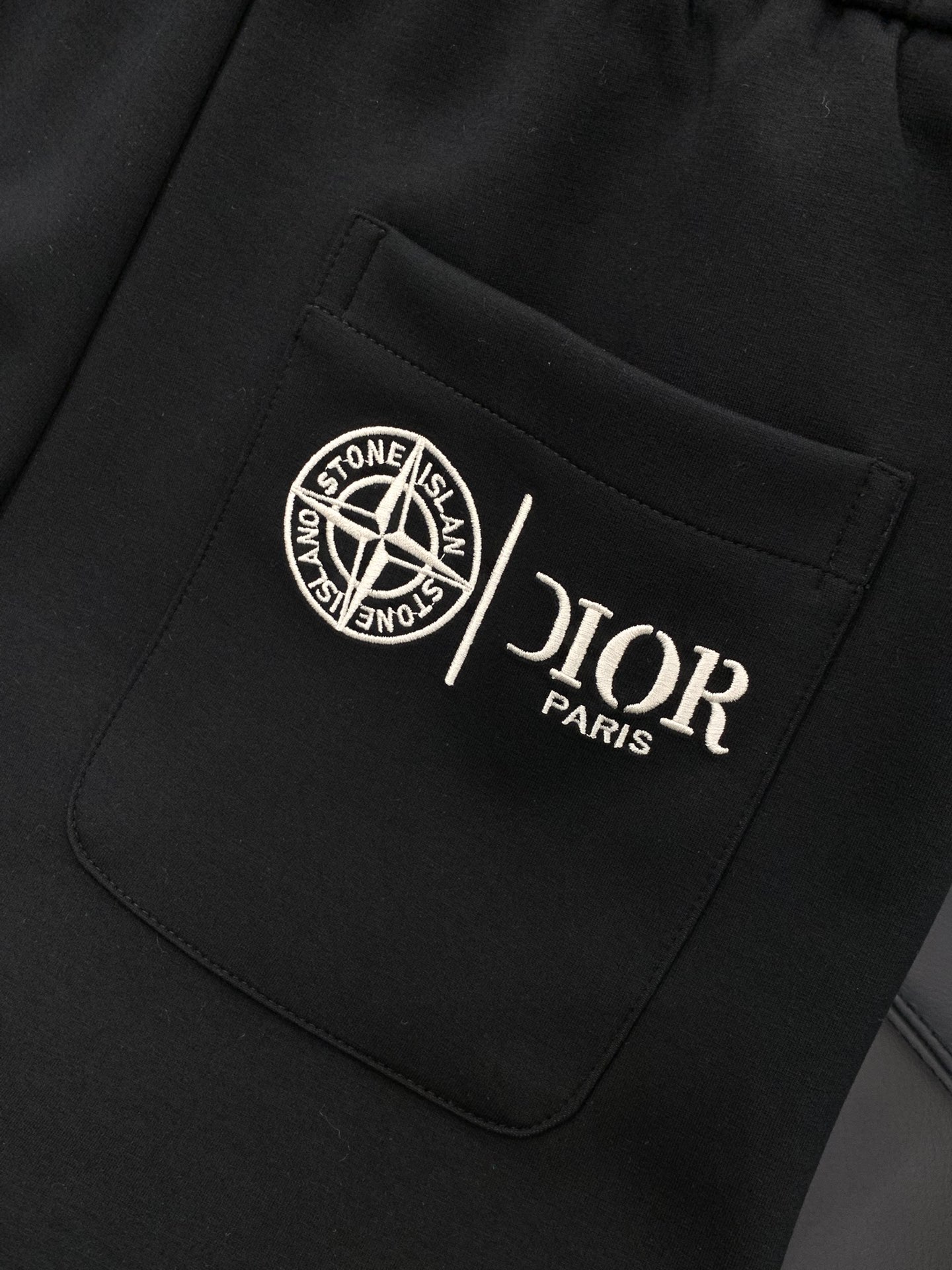 ，迪奥 黑色休闲裤材质 面料:棉32%锦纶63%氨纶5%里料:涤纶100%机洗，手洗最高水温30℃ 时尚