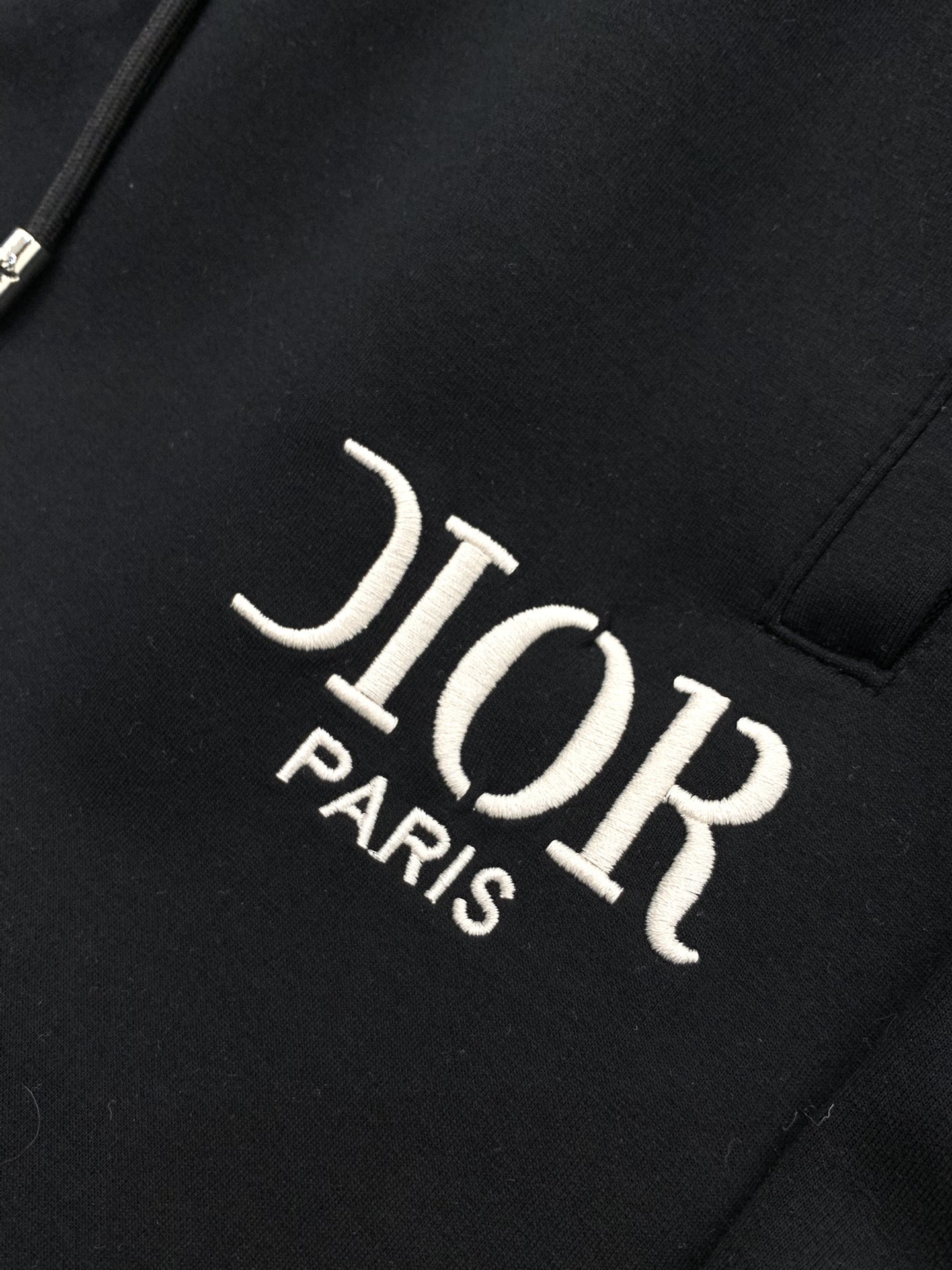 ，迪奥 黑色休闲裤材质 面料:棉32%锦纶63%氨纶5%里料:涤纶100%机洗，手洗最高水温30℃ 时尚