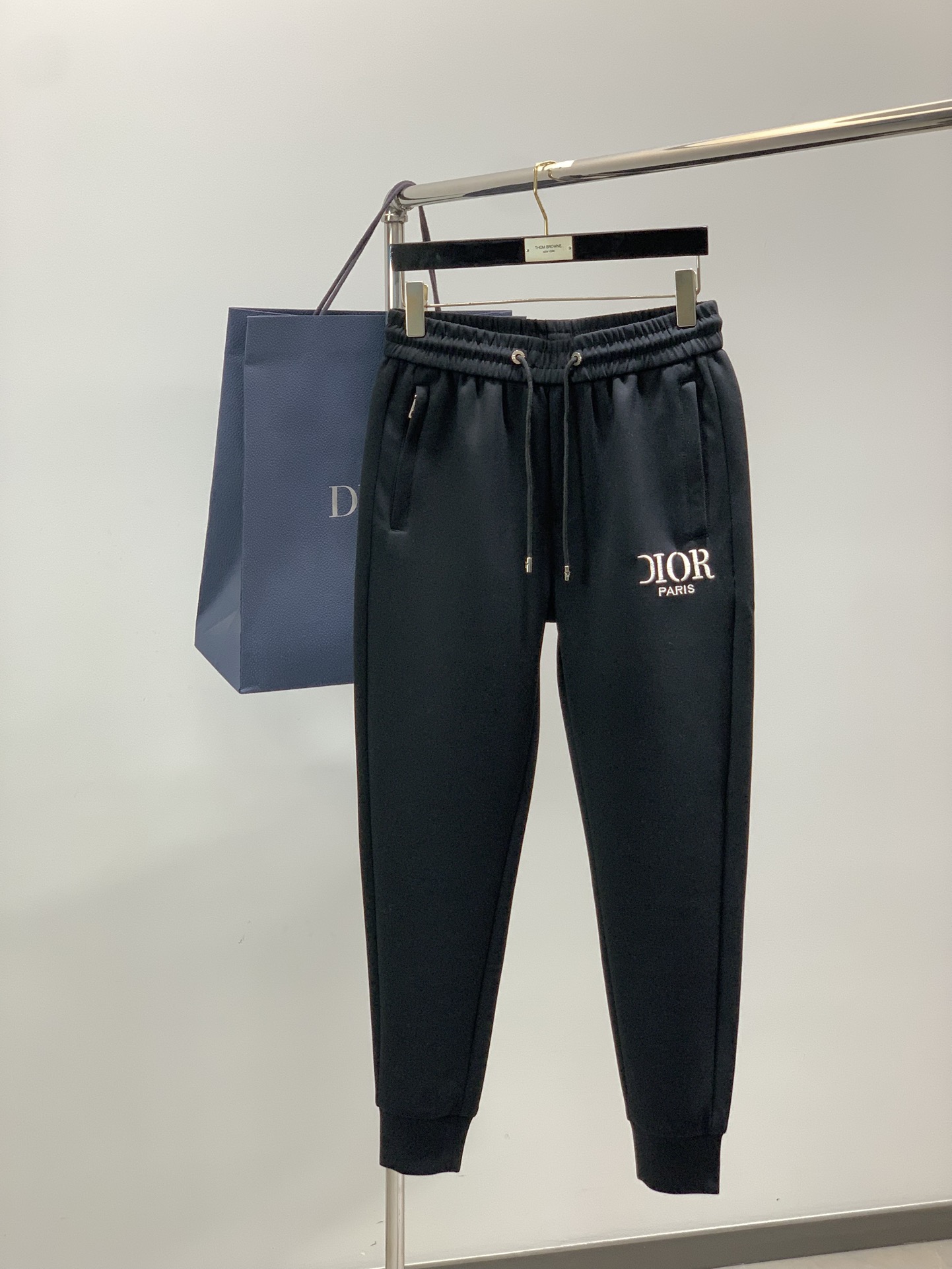 NO:681295,, Dior black casual pants Material: Cotton 32 Nylon 63 Spandex 5 Lining: Polyester Machine washable, hand washable at a maximum water temperature of 30°C Fashion series, unique design, drawstring casual trousers. The yarn is dyed and spun. A major domestic factory exports to Japan and supplies fabrics from several top brands. It feels soft and waxy, quite wide and stylish, and solves the problem of discoloration after washing. The pants are neat and elegant,  Ruler M-4XL,,dior,19860909,迪奥 黑色休闲裤 材质 面料:棉32锦纶63 氨纶5 里料:涤纶 机洗,手洗最高水温30℃ 时尚系列,独特设计,抽绳休闲长裤 订纱开始订染和订纺. 国内某大厂出口日本 和供应几大顶级品牌的面料. 手感软糯 , 挺阔有型 , 解决 , 洗涤变色的问题. 裤型利落大气 , 尺M-4XL,,dior,,Men's clothing