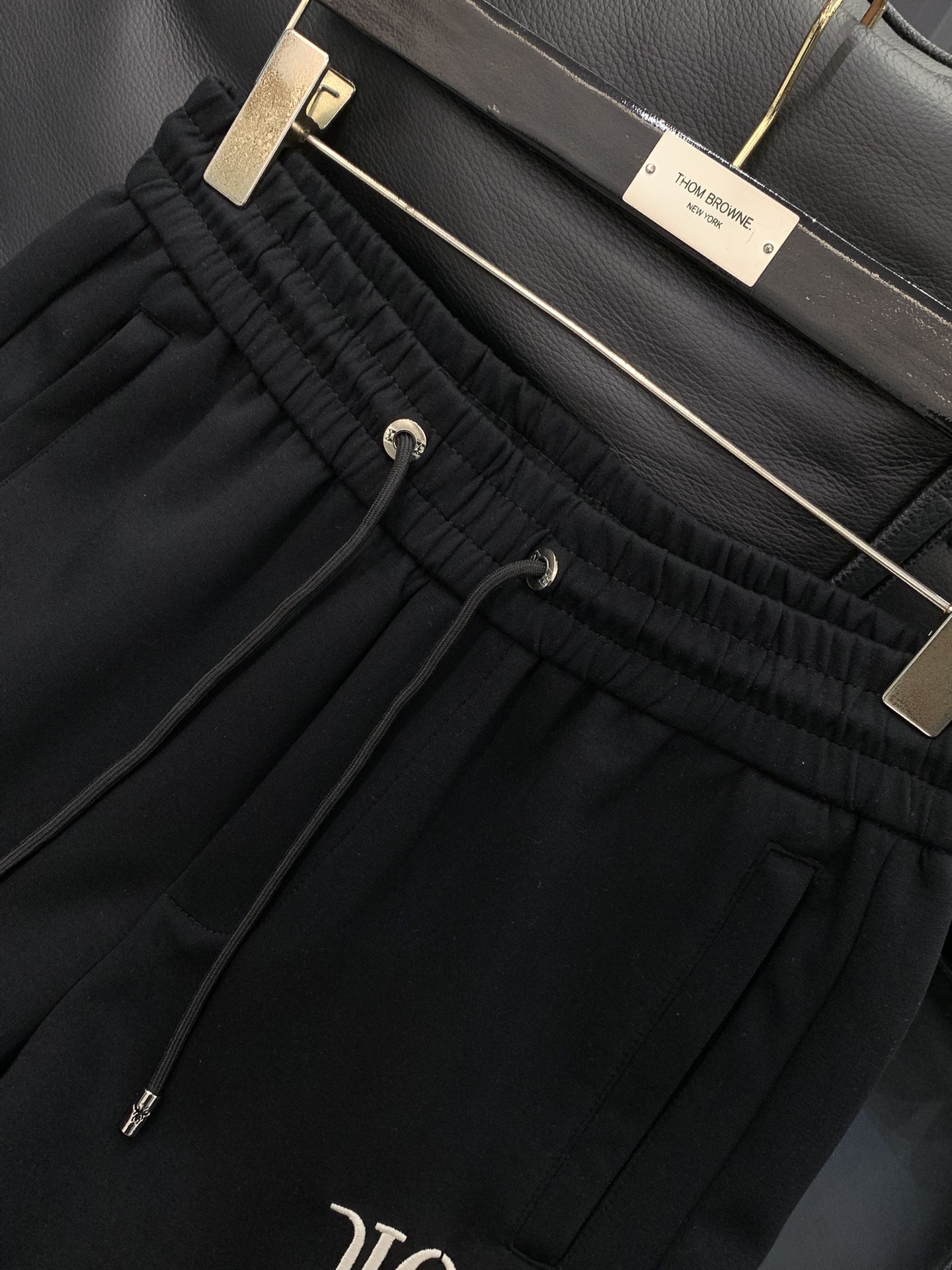 ，迪奥 黑色休闲裤材质 面料:棉32%锦纶63%氨纶5%里料:涤纶100%机洗，手洗最高水温30℃ 时尚