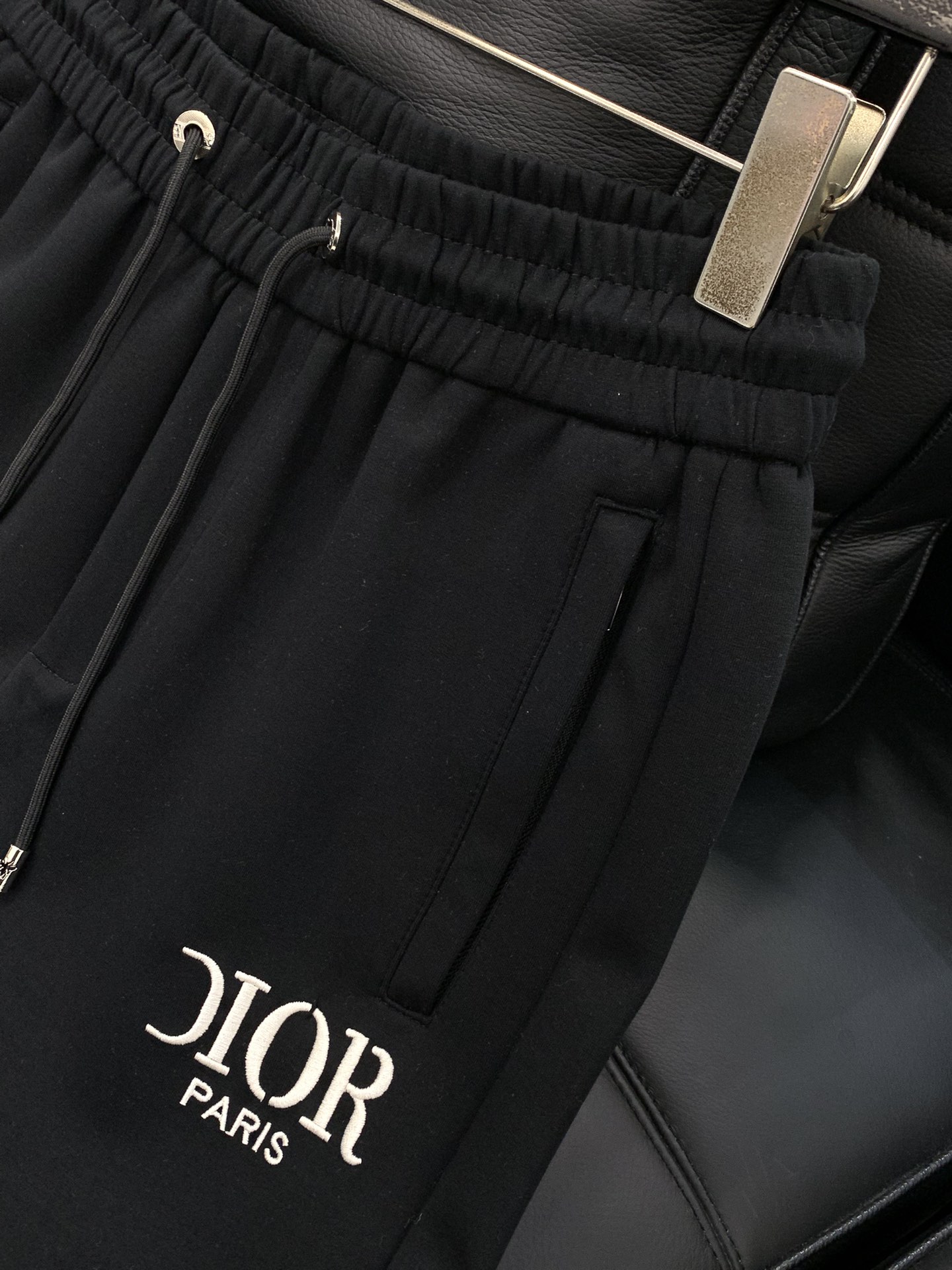 ，迪奥 黑色休闲裤材质 面料:棉32%锦纶63%氨纶5%里料:涤纶100%机洗，手洗最高水温30℃ 时尚