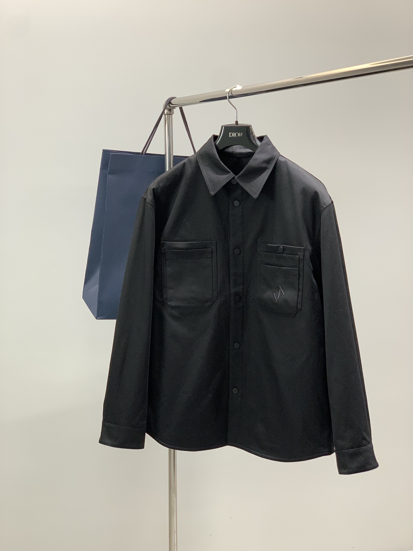 NO:681270,, Dior, 2025 winter new products, available at counters simultaneously, simple and fashionable casual cotton jacket, original imported fabrics, comfortable and breathable, top-notch embroidered letter pattern logo, original hardware accessories decoration, extremely high grade, unique design, fashionable and handsome upper body!  2 colors recommended, size M-3Xl, dior, dior, jackets & coats,19860909,Dior 迪奥, 2025冬季新品,专柜同步有售,简约时尚休闲棉外套,原版进口面料,舒适透气,顶级刺绣工艺字母图案logo,原版五金辅料装饰,档次极高,独特设计,上身时尚帅气！2色推荐,码数M-3Xl,,dior,dior,jackets & coats,,Men's clothing