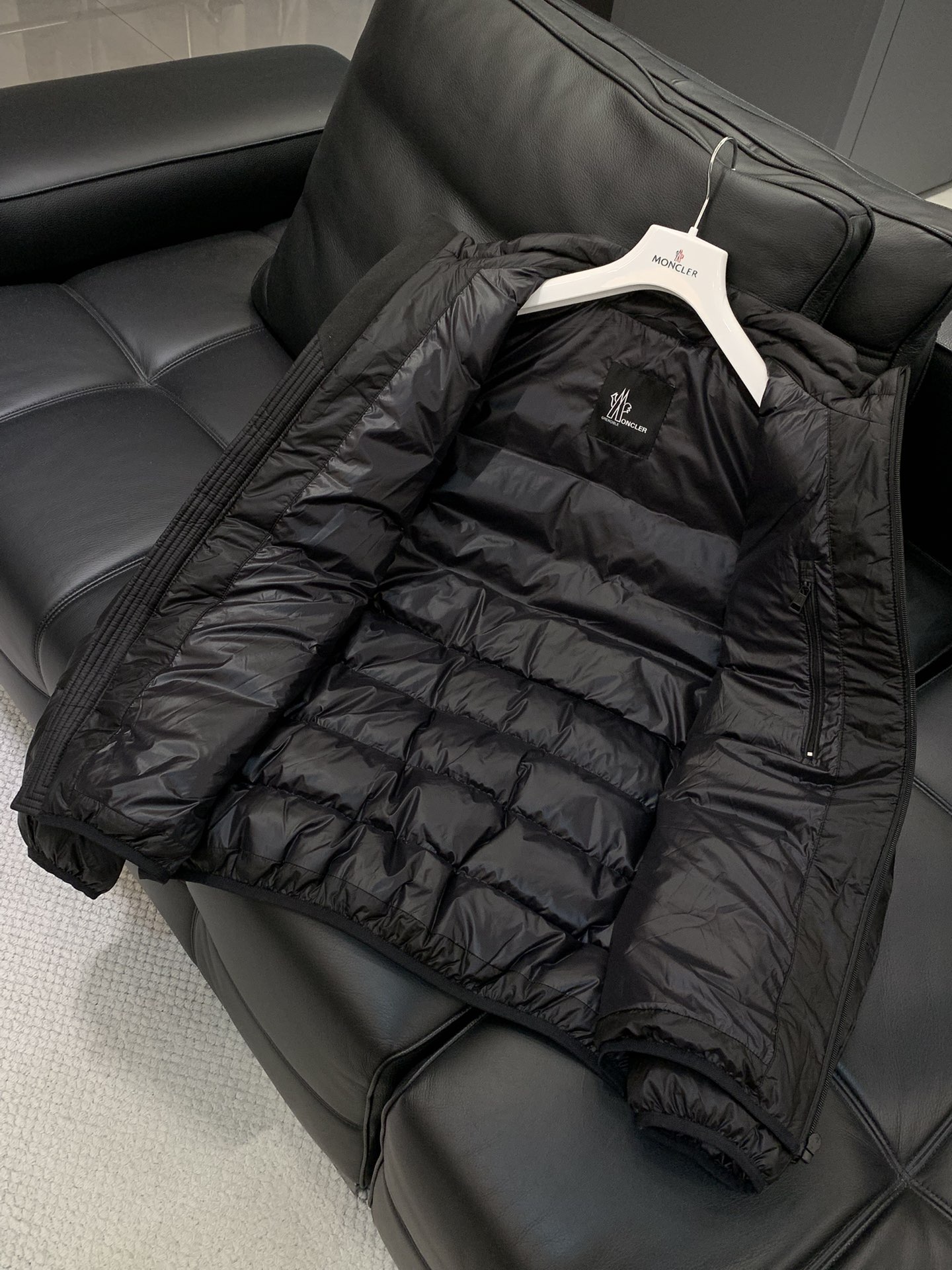 ，Moncler 蒙口，2025冬季最新品，专柜同步有售，原单狠货，时尚休闲羽绒服，上身舒适！吸睛而有亮