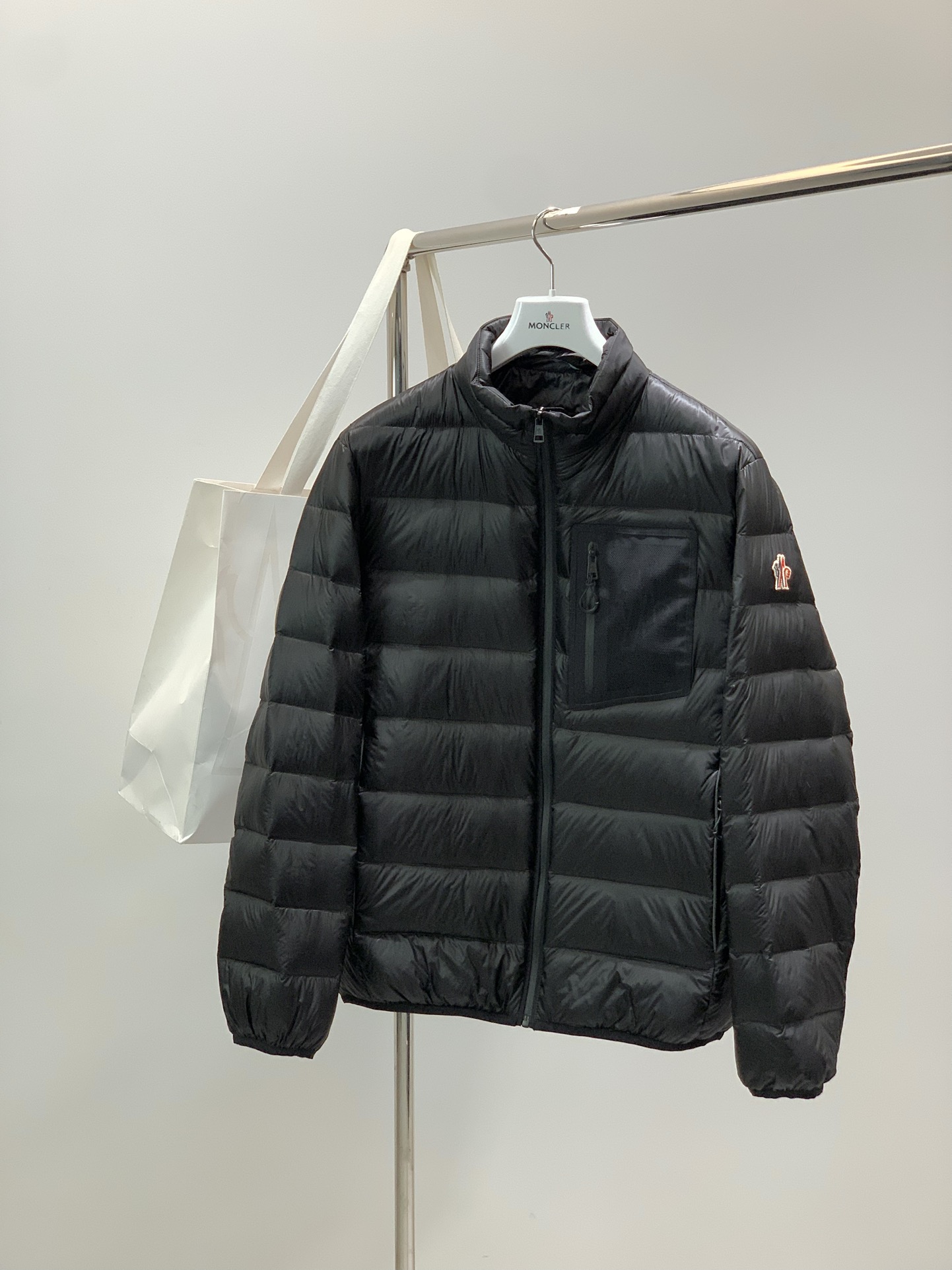 NO:681274,, Moncler, the latest winter 2025 product, available at counters simultaneously, original order, fashionable and casual down jacket, comfortable for the upper body!  Eye-catching and bright, it uses imported original fabrics, top-notch embroidery and printing technology, letter pattern logo, and original hardware accessories. It is simple yet fashionable, and the upper body is fashionable and handsome. Size M-3XL, Moncler, down jacket,19860909,Moncler 蒙口,2025冬季最新品,专柜同步有售,原单狠货,时尚休闲羽绒服,上身舒适！吸睛而有亮点,采用进口原版面料,顶级刺绣印花工艺字母图案logo,原版五金辅料装饰,简单而不失时尚,上身时尚帅气,码数M-3XL,,Moncler,down jacket,,Men's clothing