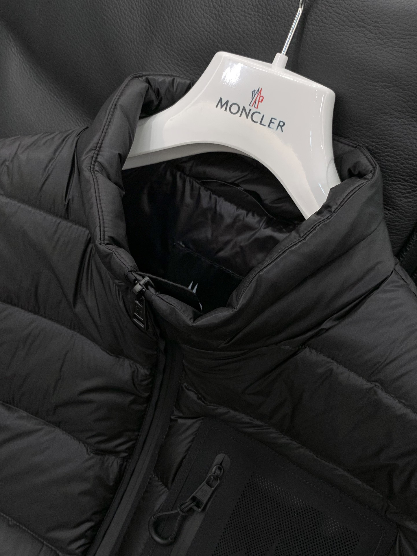 ，Moncler 蒙口，2025冬季最新品，专柜同步有售，原单狠货，时尚休闲羽绒服，上身舒适！吸睛而有亮