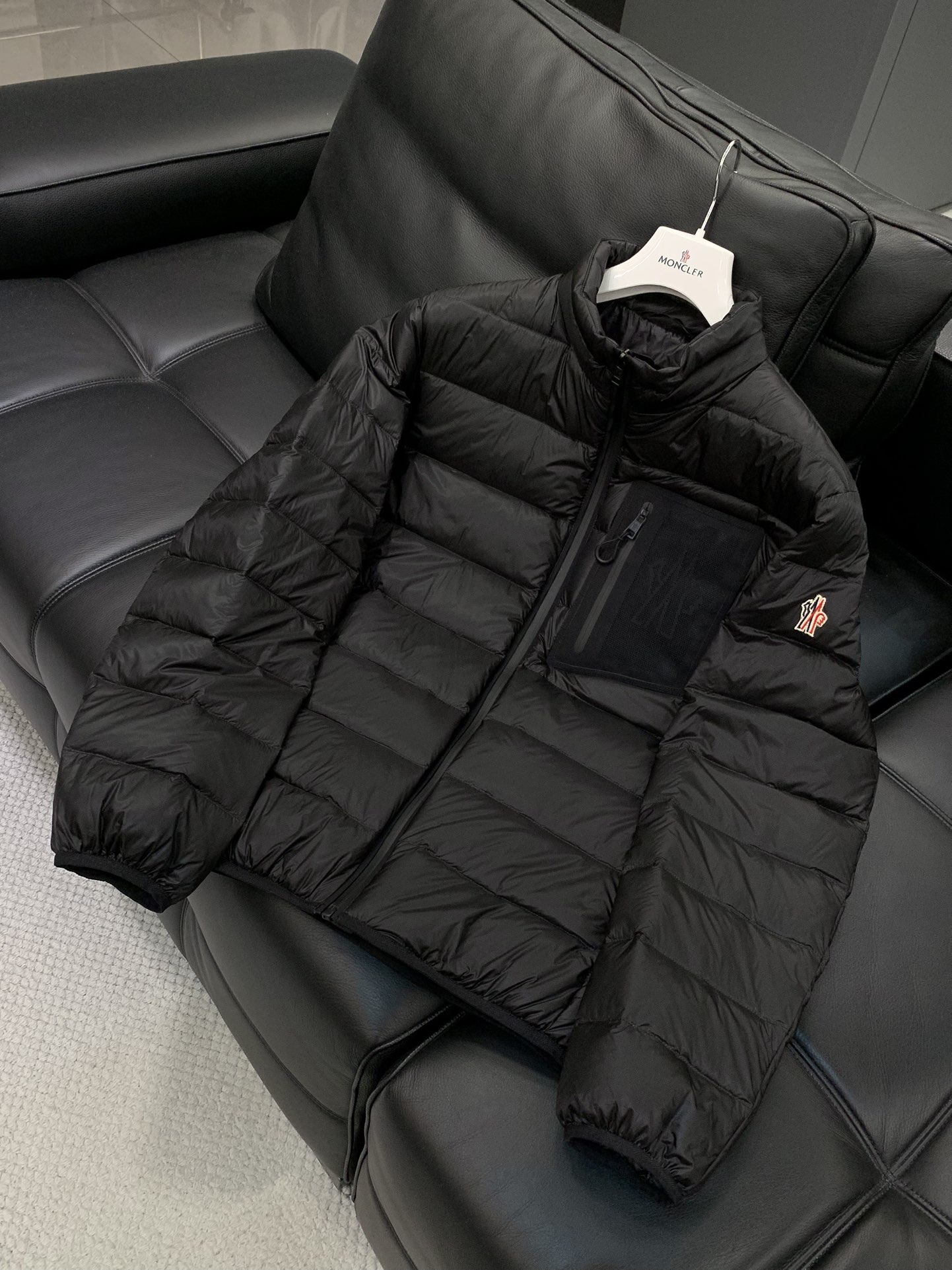 ，Moncler 蒙口，2025冬季最新品，专柜同步有售，原单狠货，时尚休闲羽绒服，上身舒适！吸睛而有亮