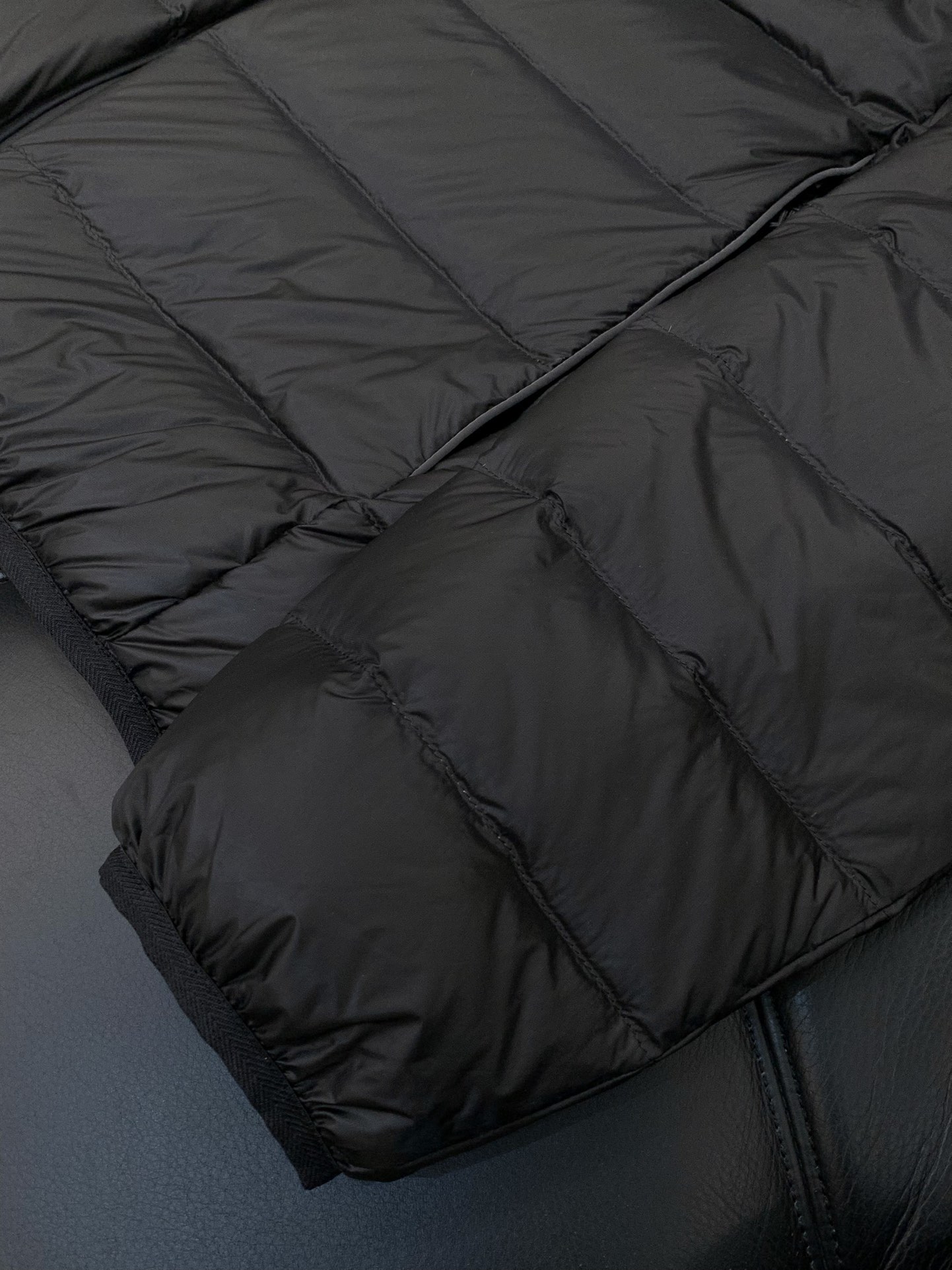 ，Moncler 蒙口，2025冬季最新品，专柜同步有售，原单狠货，时尚休闲羽绒服，上身舒适！吸睛而有亮