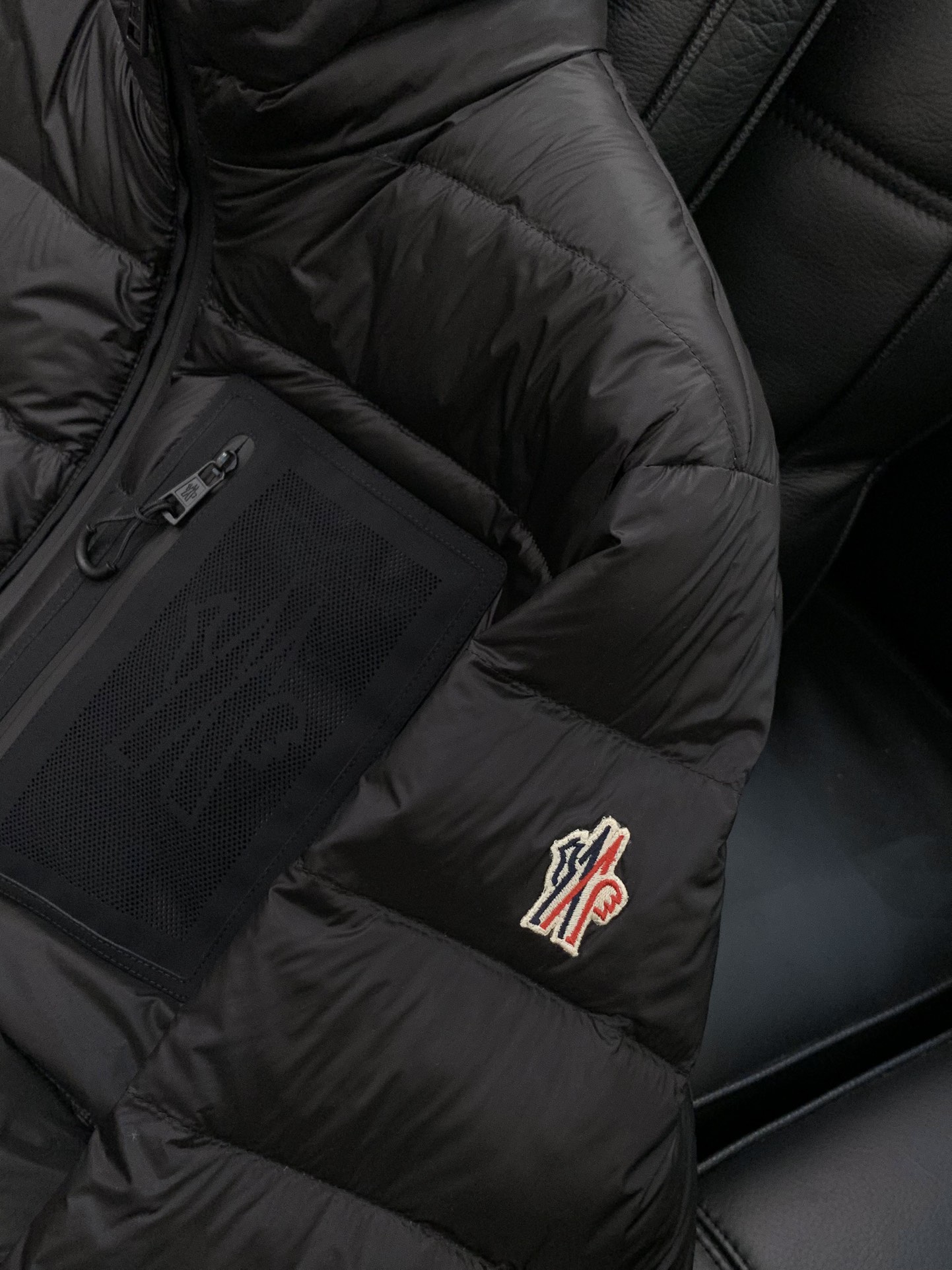 ，Moncler 蒙口，2025冬季最新品，专柜同步有售，原单狠货，时尚休闲羽绒服，上身舒适！吸睛而有亮