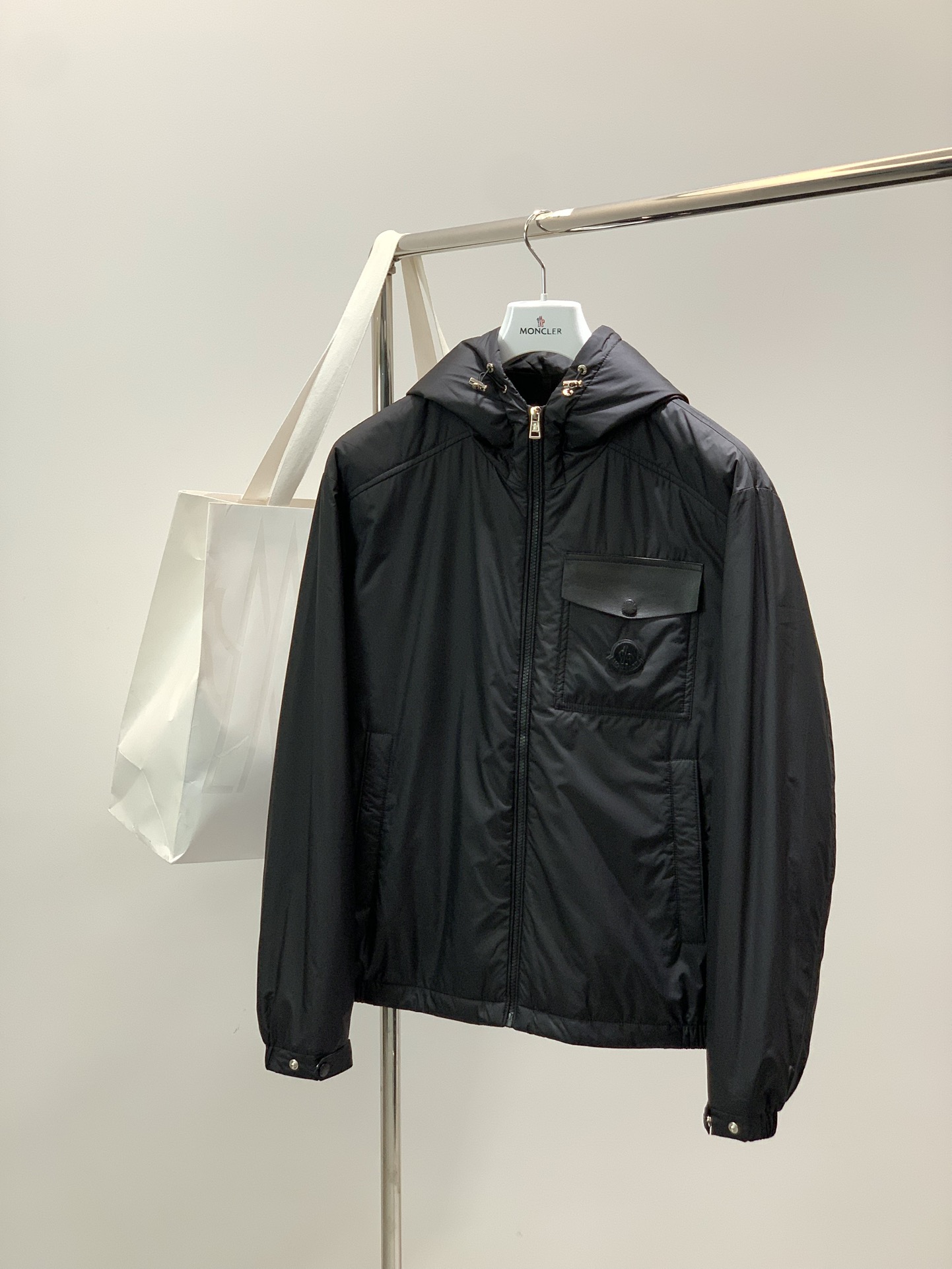 NO:681280,, Moncler Mouth Mouth, the latest 2025 winter products, available at counters at the same time, original order, fashionable and casual hooded cotton jacket, comfortable for the upper body!  Eye-catching and bright, it uses imported original fabrics, top-grade rubber printing process letter pattern logo, original hardware accessories decoration, simple yet fashionable, fashionable and handsome upper body, size M-3XL,,Moncler,jackets & coats,hats,19860909,Moncler 蒙口,2025冬季最新品,专柜同步有售,原单狠货,时尚休闲连帽棉服外套,上身舒适！吸睛而有亮点,采用进口原版面料,顶级印胶工艺字母图案logo,原版五金辅料装饰,简单而不失时尚,上身时尚帅气,码数M-3XL,,Moncler,jackets & coats,hats,,Men's clothing