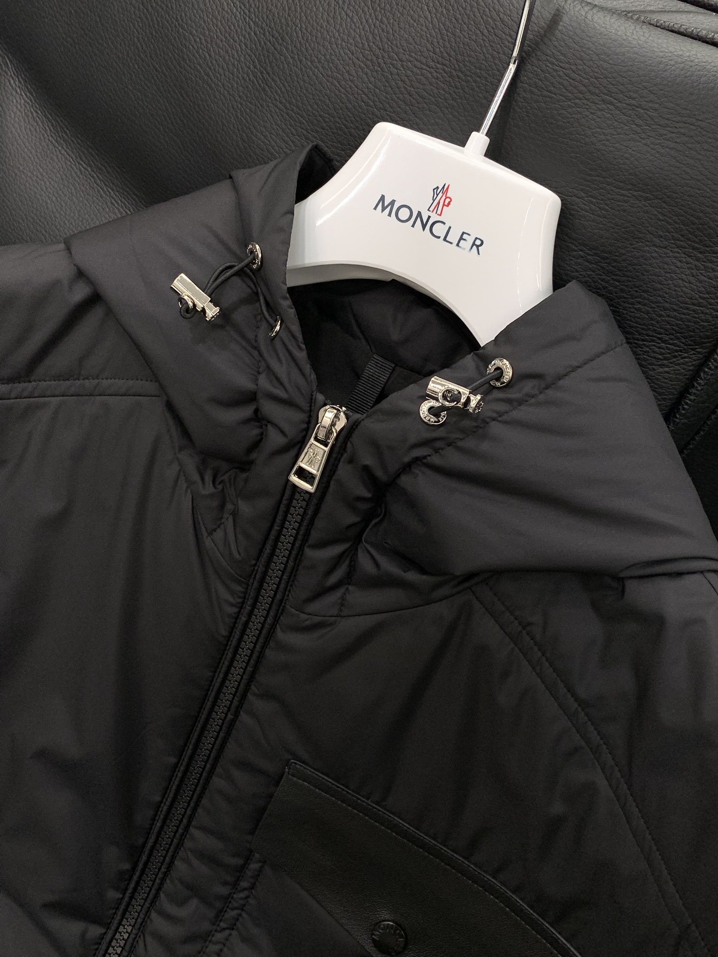 ，Moncler 蒙口，2025冬季最新品，专柜同步有售，原单狠货，时尚休闲连帽棉服外套，上身舒适！吸睛