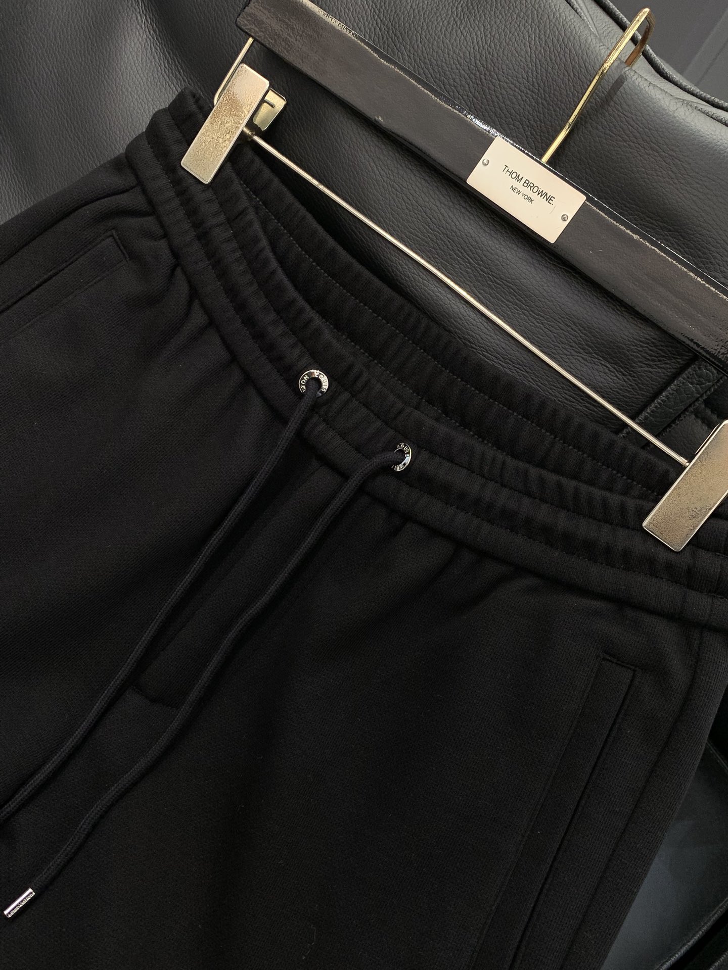 ，LouisVuitton 路易威登，2025冬季最新款，专柜同步有售，原单狠货，时尚➕绒休闲裤，上身很