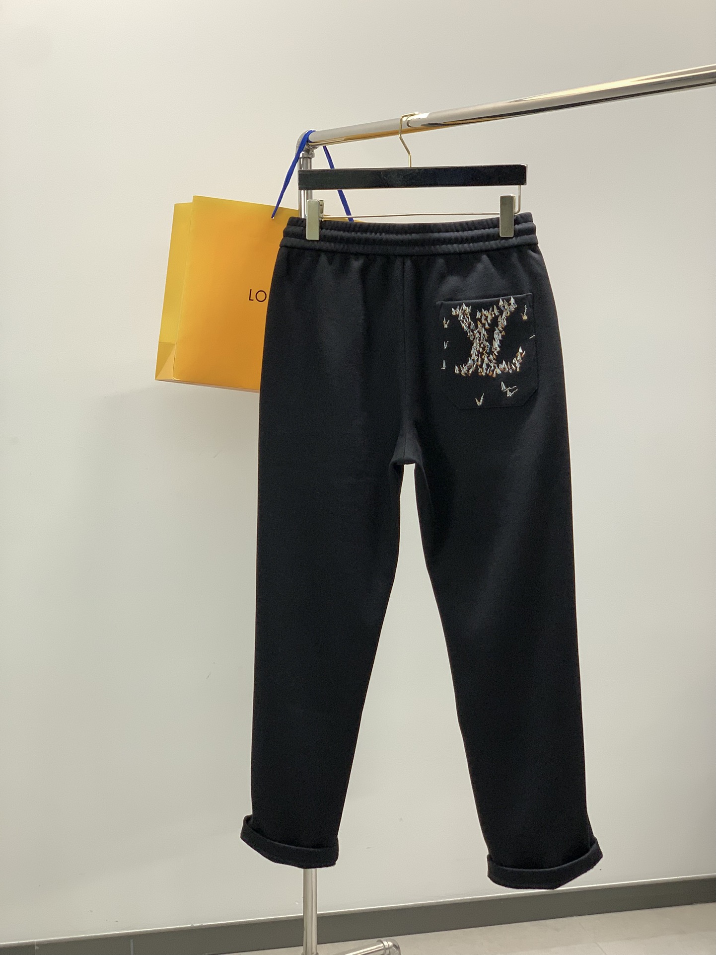 ，LouisVuitton 路易威登，2025冬季最新款，专柜同步有售，原单狠货，时尚➕绒休闲裤，上身很