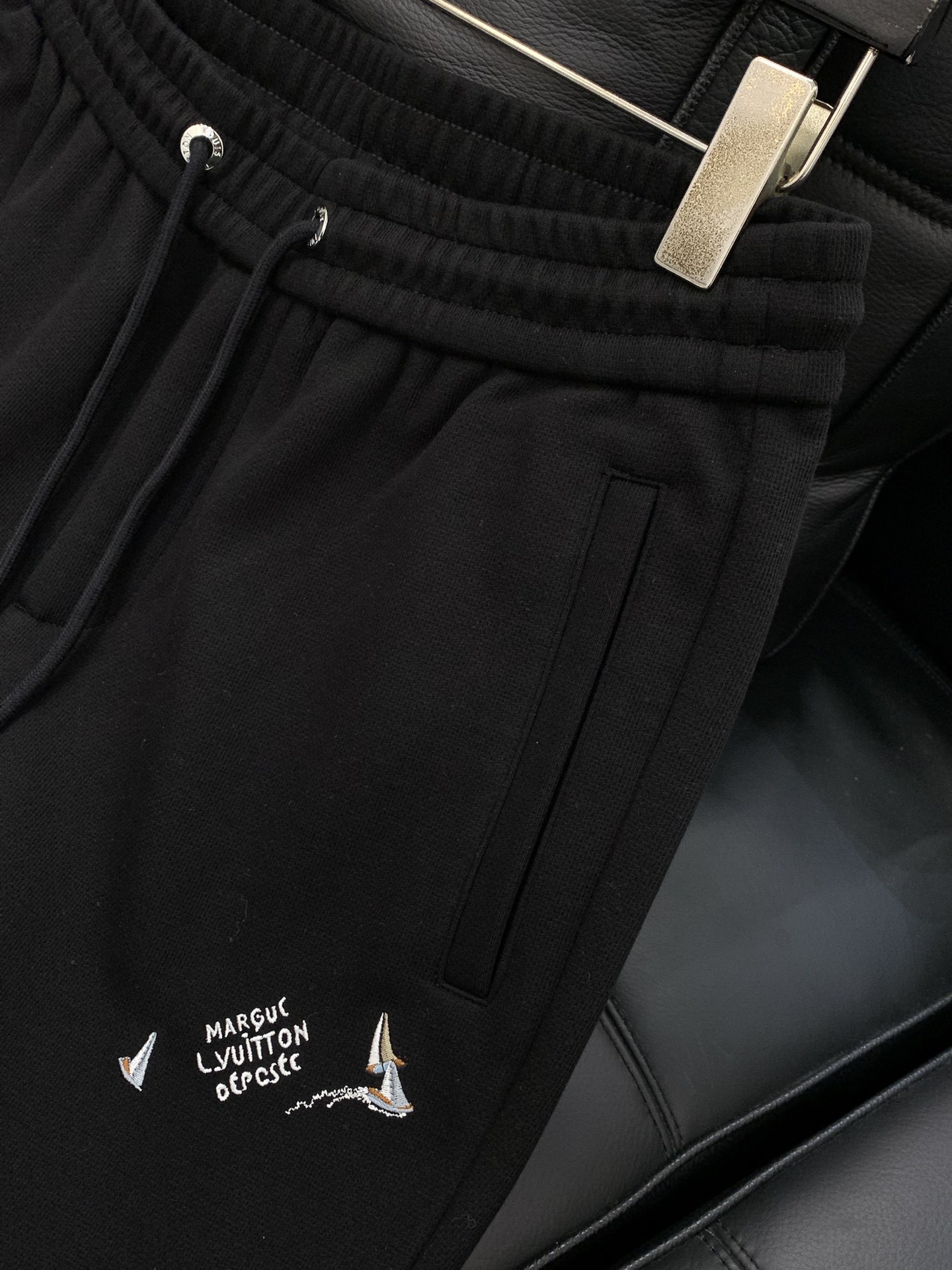 ，LouisVuitton 路易威登，2025冬季最新款，专柜同步有售，原单狠货，时尚➕绒休闲裤，上身很