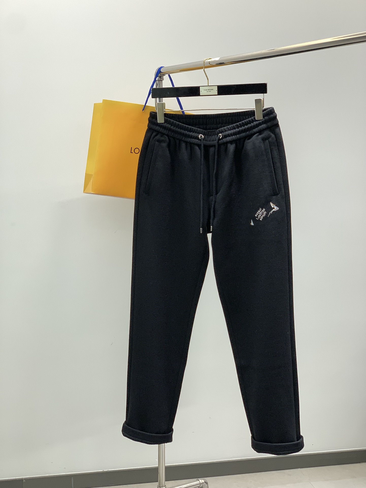 NO:681284,, Louis Vuitton, the latest 2025 winter model, available at counters simultaneously, original order, fashionable velvet casual pants, the upper body is very unique!  Eye-catching and bright, imported original fabrics, top embroidery crafts letter pattern decorative logo, original hardware accessories decoration, simple yet fashionable, classic atmosphere, comfortable and breathable, handsome and stylish upper body, 2 colors recommended, size M-3Xl,, louis vuitton, louis vuitton,19860909,LouisVuitton 路易威登,2025冬季最新款,专柜同步有售,原单狠货,时尚绒休闲裤,上身很有特点！吸睛而有亮点,进口原版面料,顶级刺绣工艺字母图案装饰Logo,原版五金辅料装饰,简单而不失时尚,经典大气,舒适透气,上身帅气有型,2色推荐,码数M-3Xl,,louis vuitton,louis vuitton,,Men's clothing