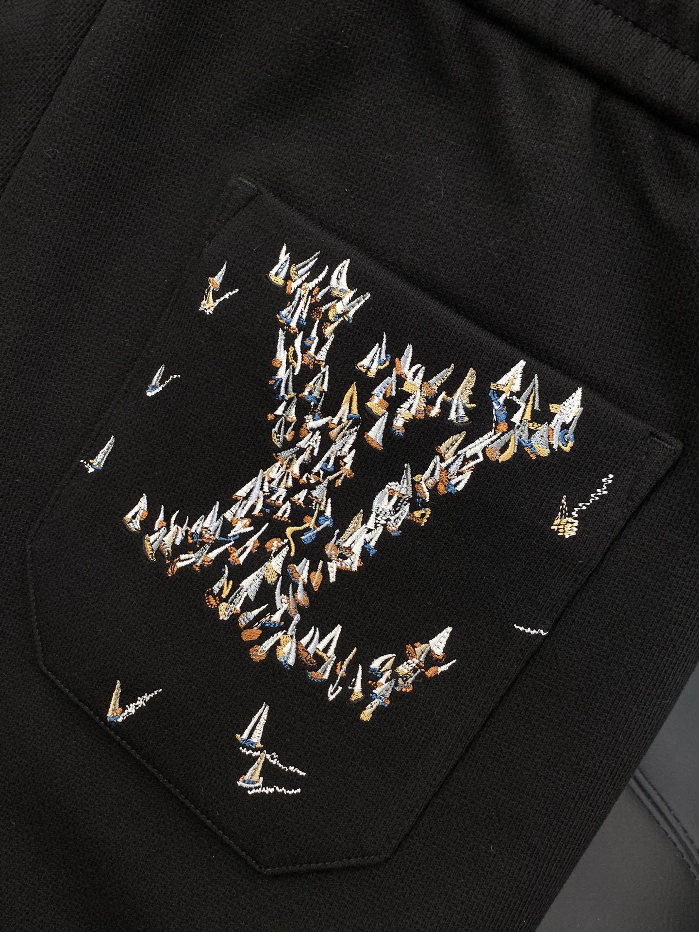 ，LouisVuitton 路易威登，2025冬季最新款，专柜同步有售，原单狠货，时尚➕绒休闲裤，上身很