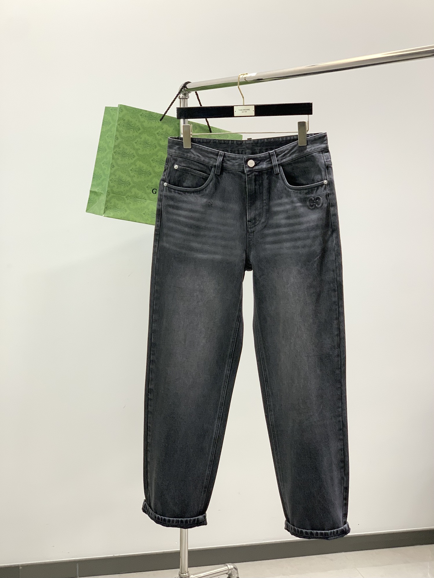 NO:681304,, GUCCI Gucci, 2025 autumn latest products, available at counters simultaneously, original goods, washed casual jeans, imported original washed stretch fabrics, comfortable and elastic, unique design style, top embossed letter pattern logo, original hardware accessories decoration, extremely high grade, handsome and stylish upper body, code number 30-38,,gucci,gucci,jeans,19860909,GUCCI 古驰,2025秋季最新品,专柜同步有售,原单狠货,水洗休闲牛仔裤,进口原版水洗弹力面料,舒适有弹性,独特设计风格,顶级浮雕工艺字母图案logo,原版五金辅料装饰,档次极高,上身帅气有型,码数30-38,,gucci,gucci,jeans,,Men's clothing