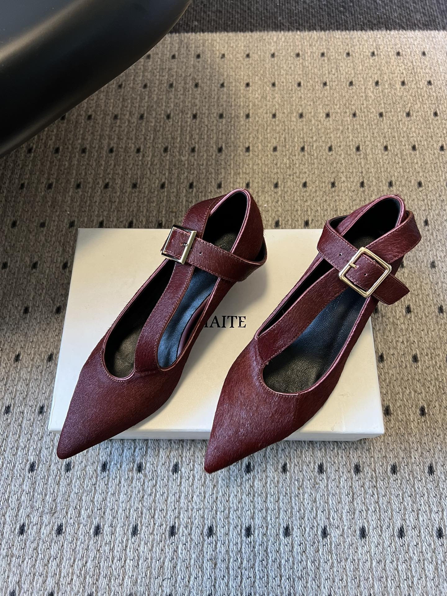 Khait*26ss尖头一字带金属扣低跟高跟鞋采用尖头造型，视觉上拉长腿部线条，兼具精致感与气场；搭配玛