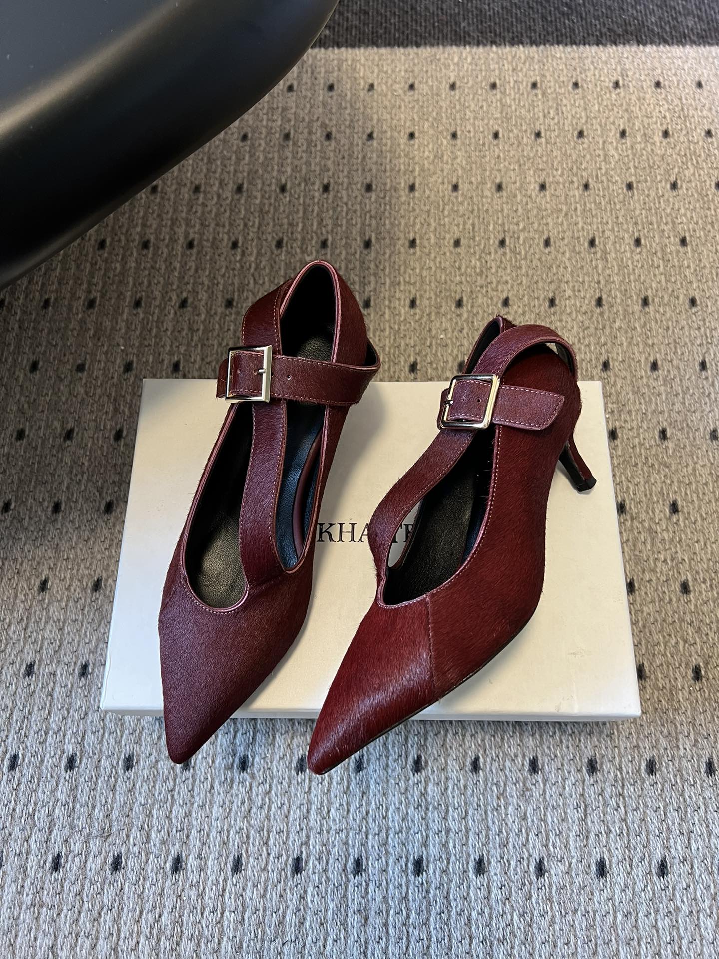 Khait*26ss尖头一字带金属扣低跟高跟鞋采用尖头造型，视觉上拉长腿部线条，兼具精致感与气场；搭配玛