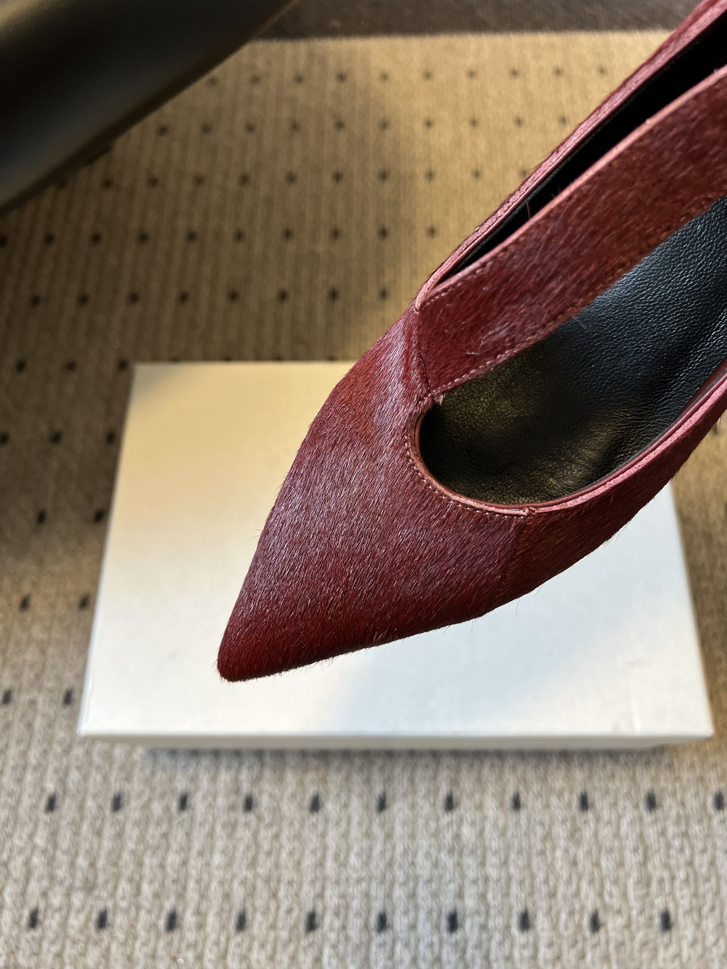 Khait*26ss尖头一字带金属扣低跟高跟鞋采用尖头造型，视觉上拉长腿部线条，兼具精致感与气场；搭配玛