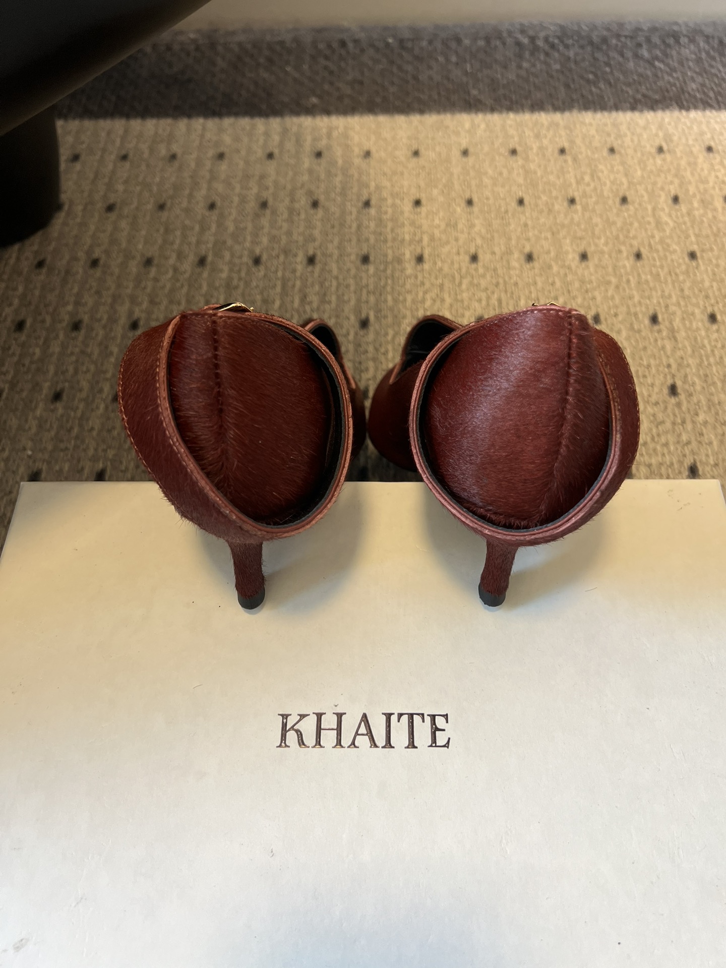 Khait*26ss尖头一字带金属扣低跟高跟鞋采用尖头造型，视觉上拉长腿部线条，兼具精致感与气场；搭配玛