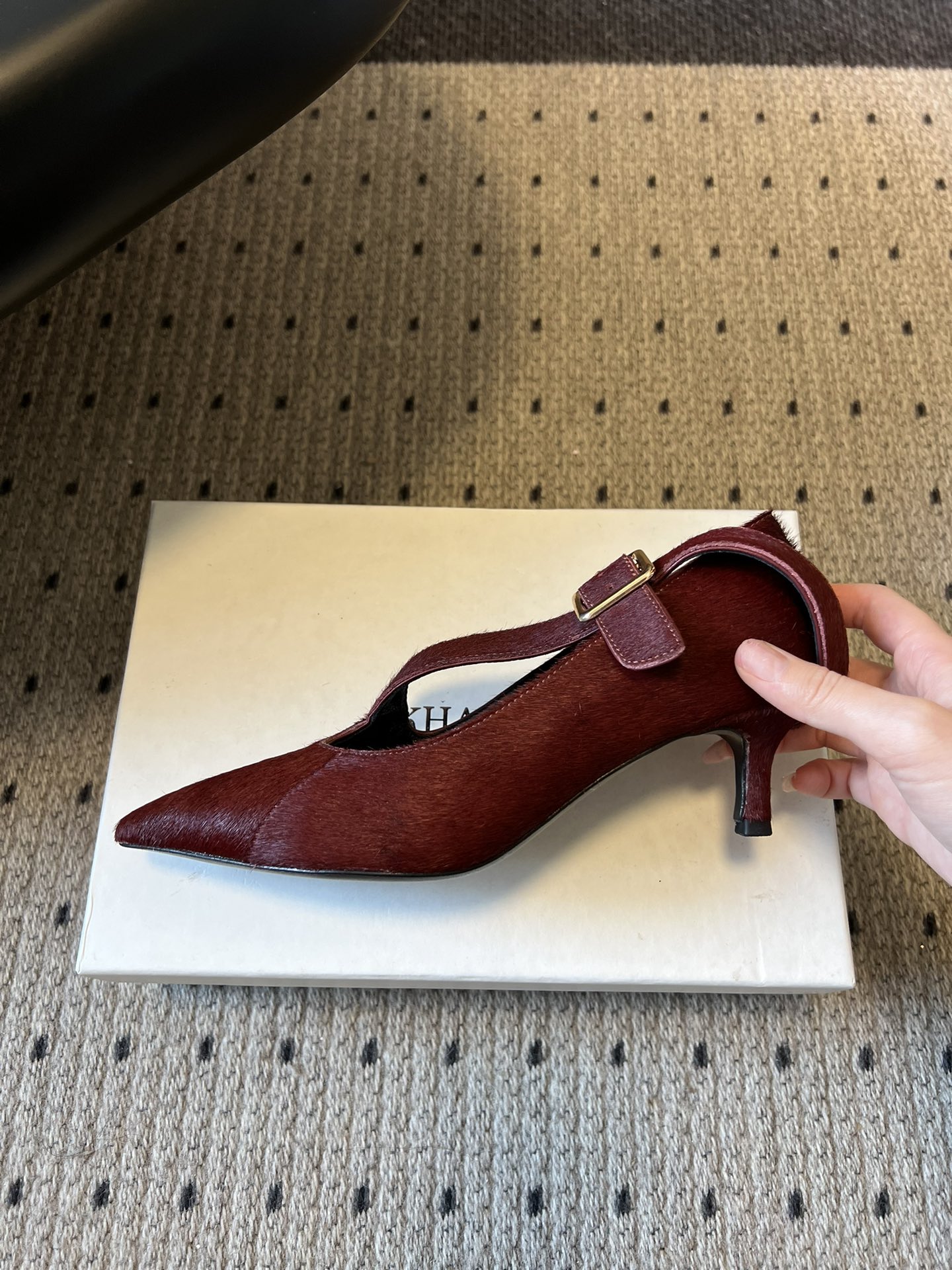 Khait*26ss尖头一字带金属扣低跟高跟鞋采用尖头造型，视觉上拉长腿部线条，兼具精致感与气场；搭配玛