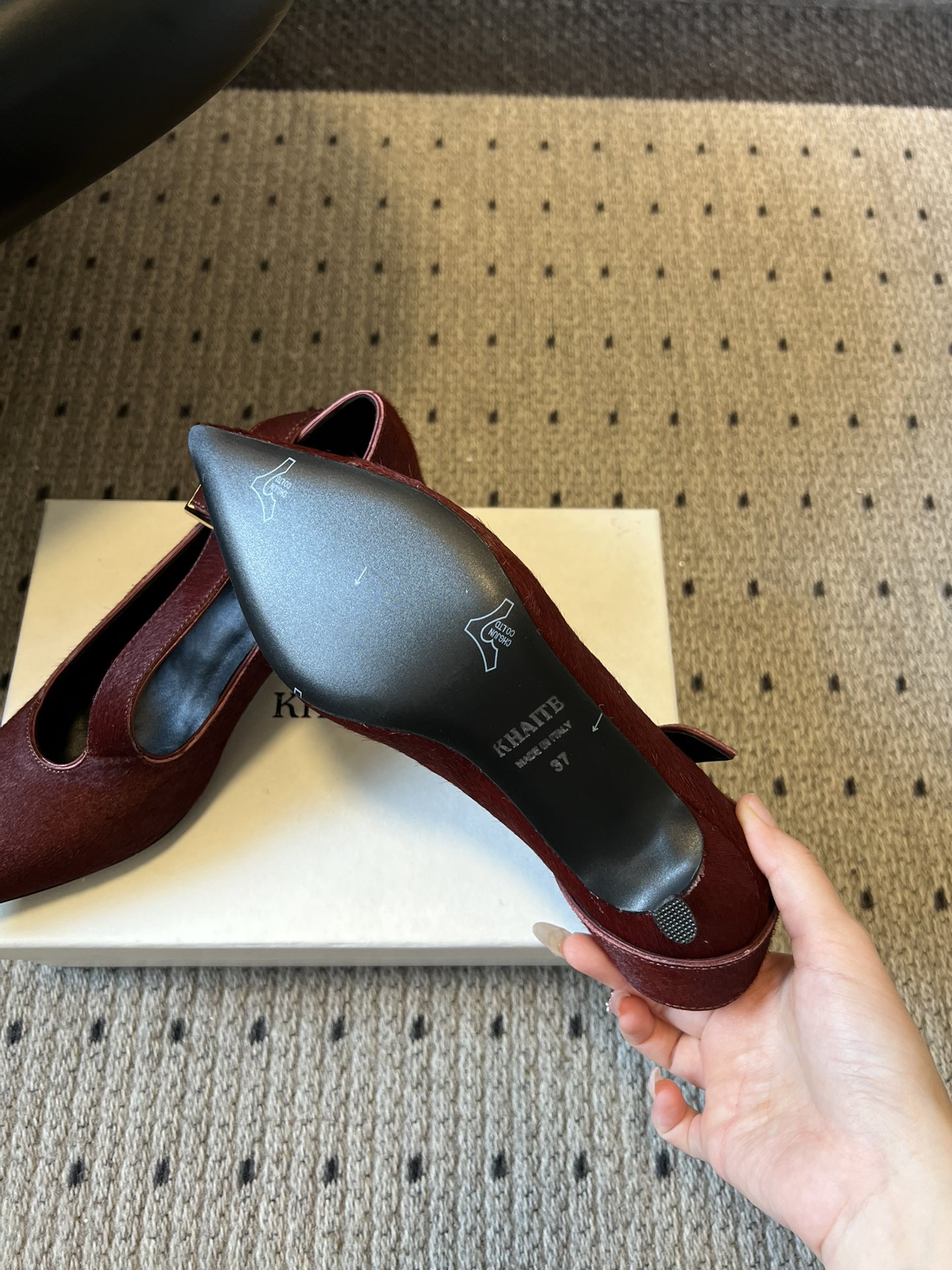 Khait*26ss尖头一字带金属扣低跟高跟鞋采用尖头造型，视觉上拉长腿部线条，兼具精致感与气场；搭配玛