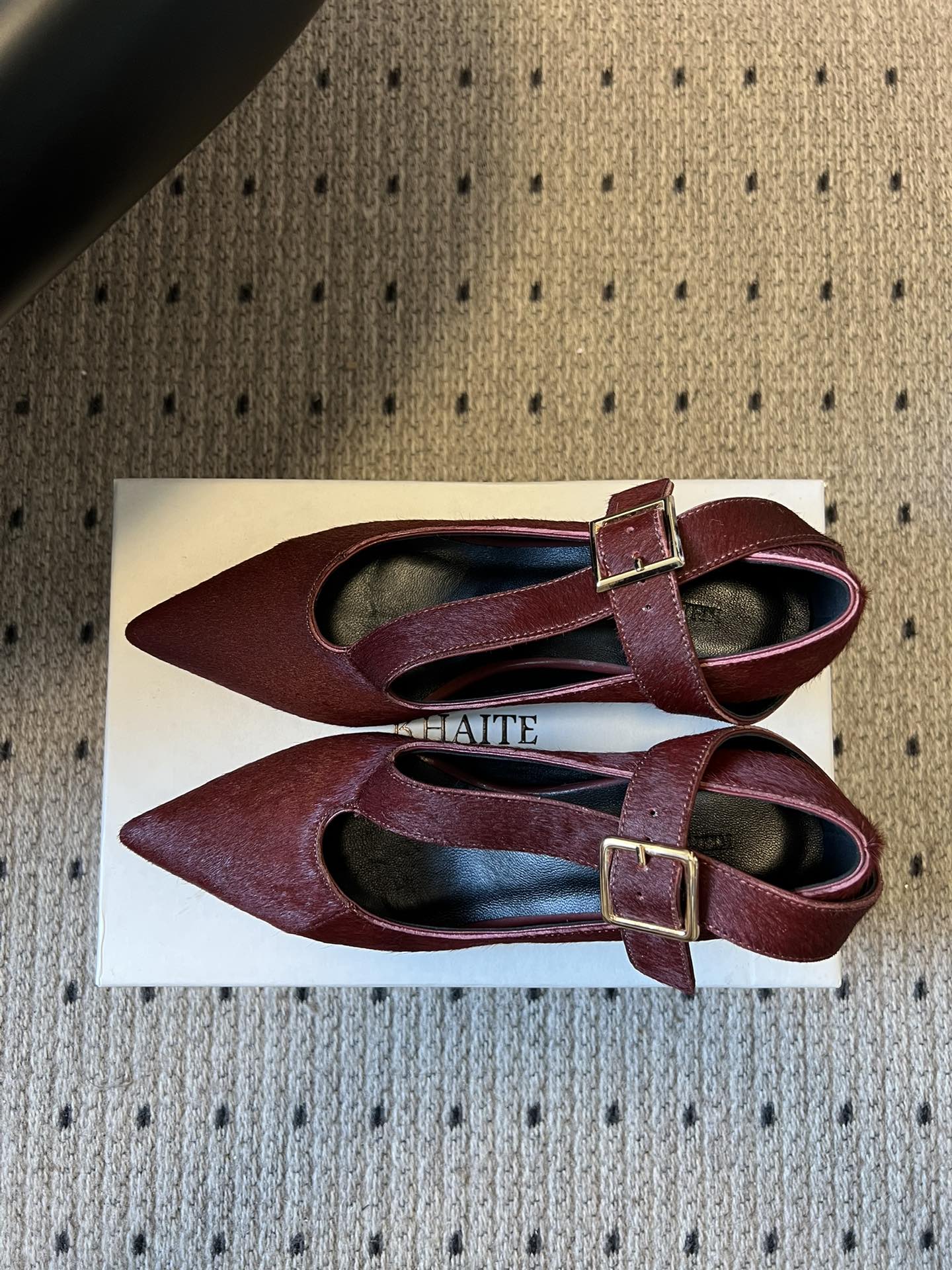 Khait*26ss尖头一字带金属扣低跟高跟鞋采用尖头造型，视觉上拉长腿部线条，兼具精致感与气场；搭配玛