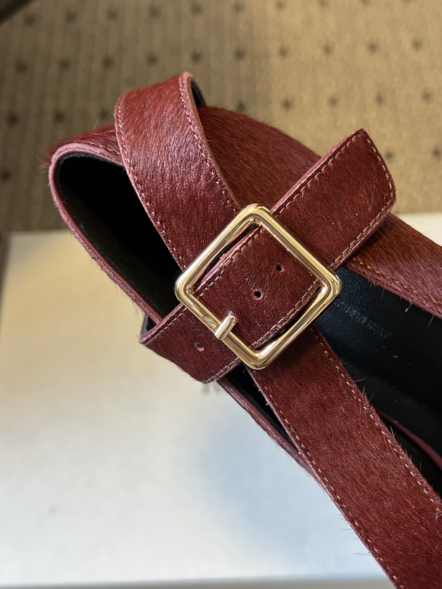 Khait*26ss尖头一字带金属扣低跟高跟鞋采用尖头造型，视觉上拉长腿部线条，兼具精致感与气场；搭配玛