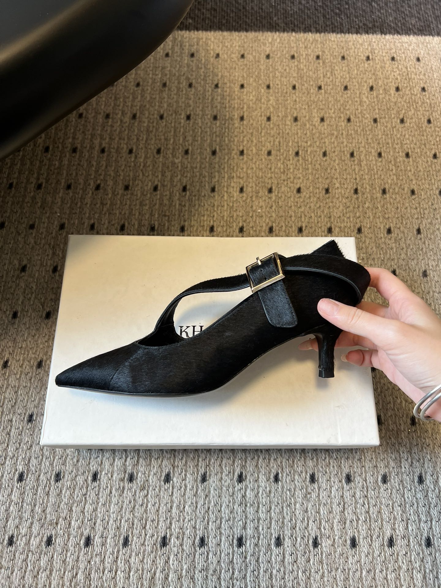 Khait*26ss尖头一字带金属扣低跟高跟鞋采用尖头造型，视觉上拉长腿部线条，兼具精致感与气场；搭配玛