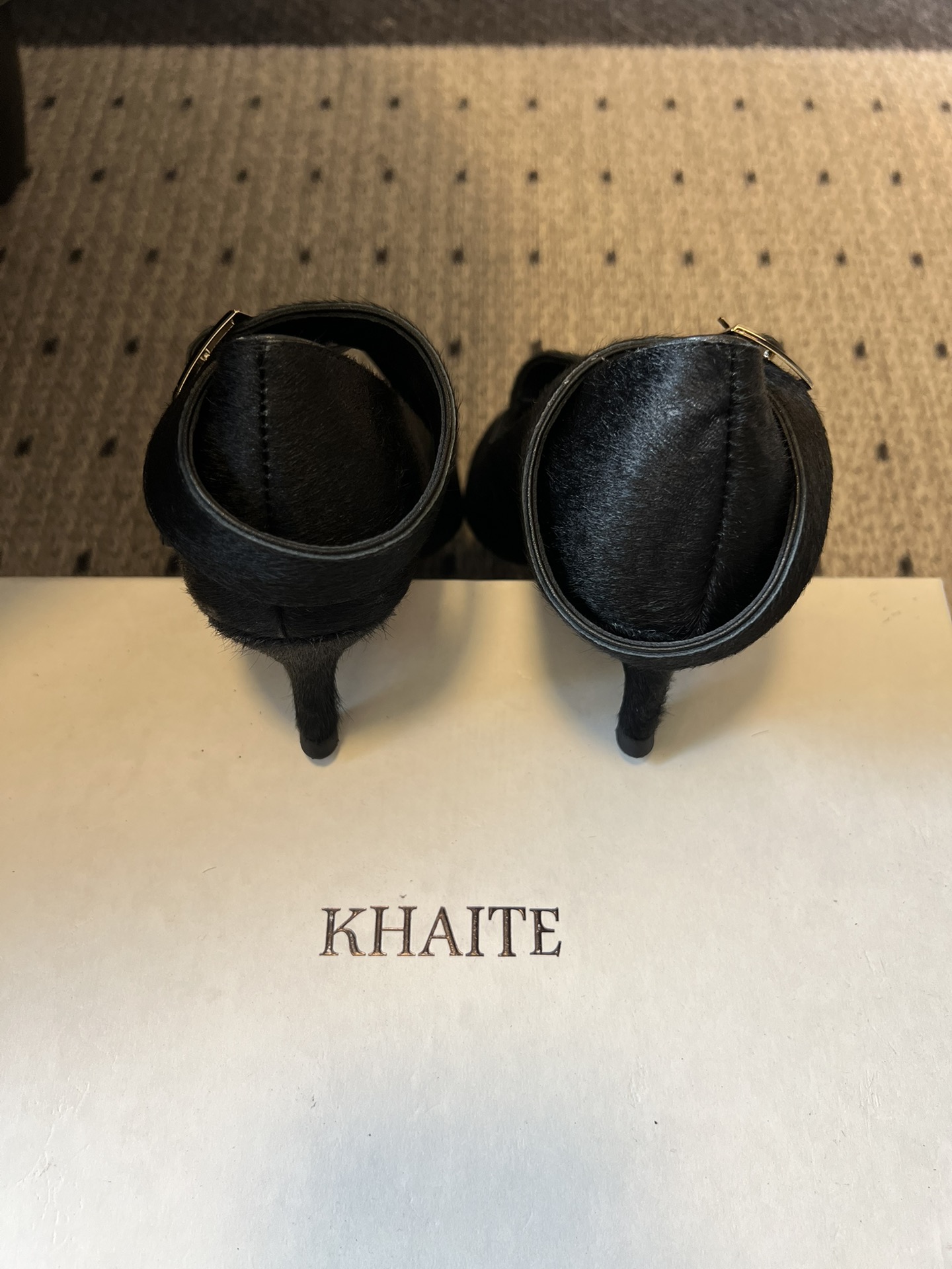 Khait*26ss尖头一字带金属扣低跟高跟鞋采用尖头造型，视觉上拉长腿部线条，兼具精致感与气场；搭配玛