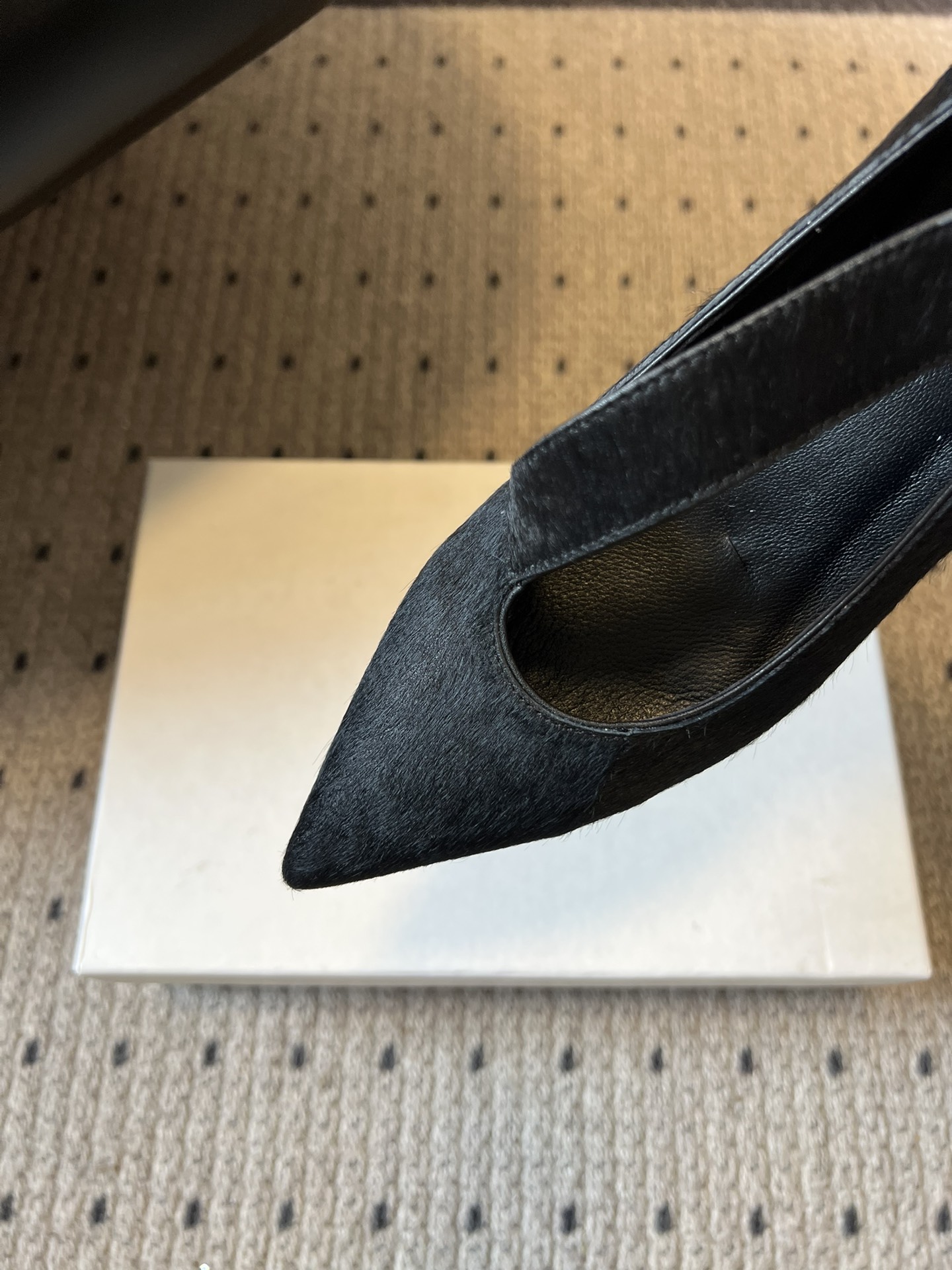 Khait*26ss尖头一字带金属扣低跟高跟鞋采用尖头造型，视觉上拉长腿部线条，兼具精致感与气场；搭配玛