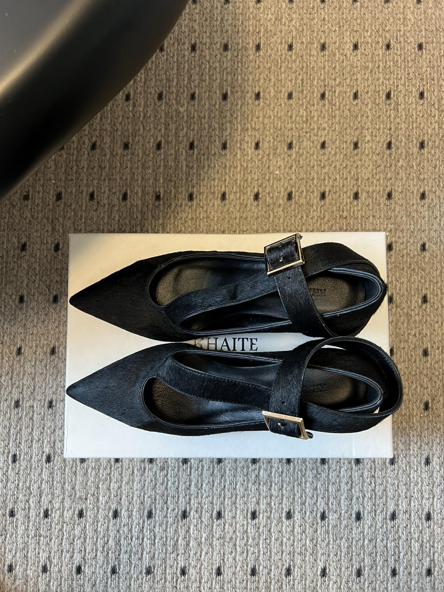 Khait*26ss尖头一字带金属扣低跟高跟鞋采用尖头造型，视觉上拉长腿部线条，兼具精致感与气场；搭配玛