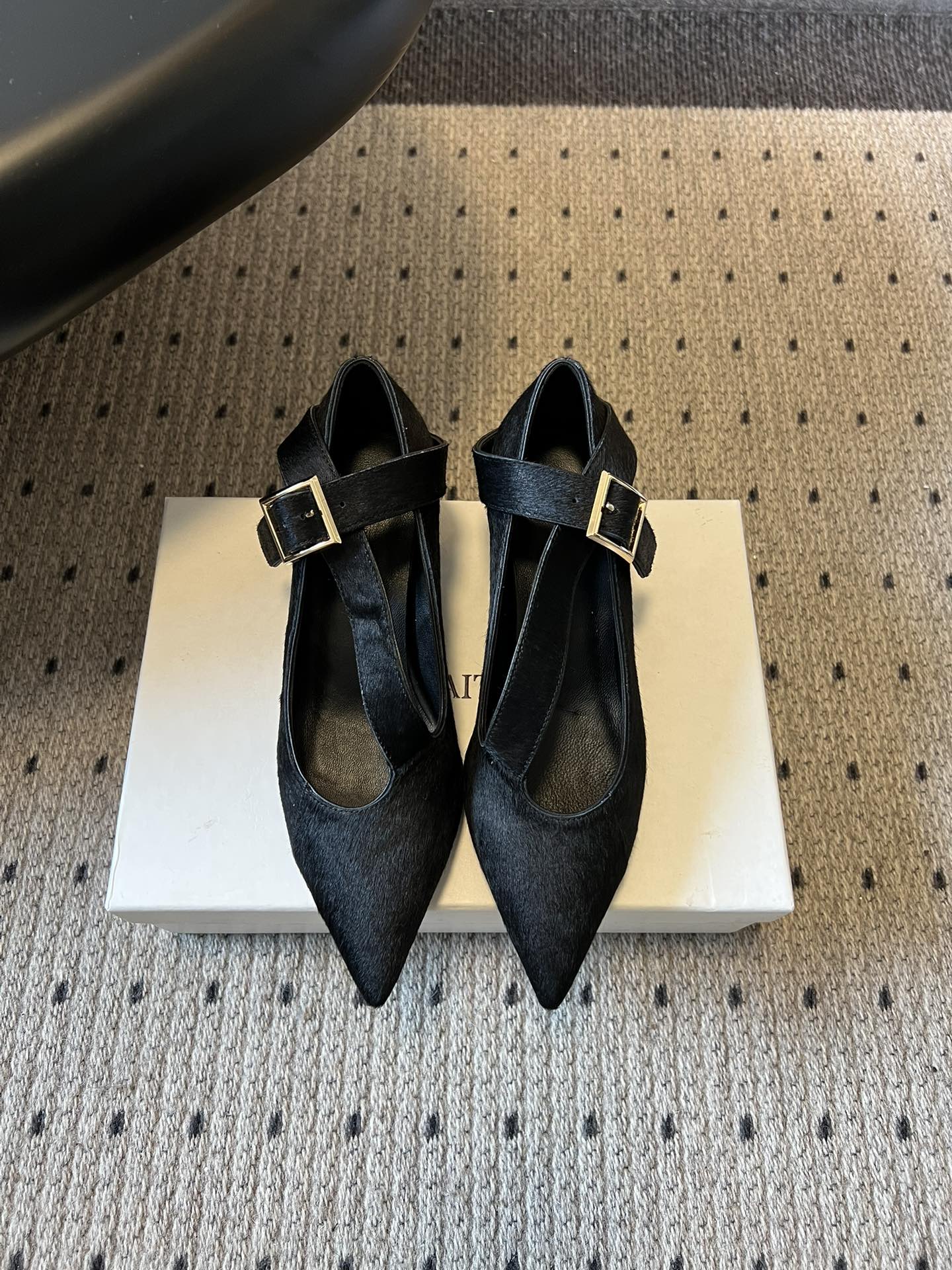 Khait*26ss尖头一字带金属扣低跟高跟鞋采用尖头造型，视觉上拉长腿部线条，兼具精致感与气场；搭配玛