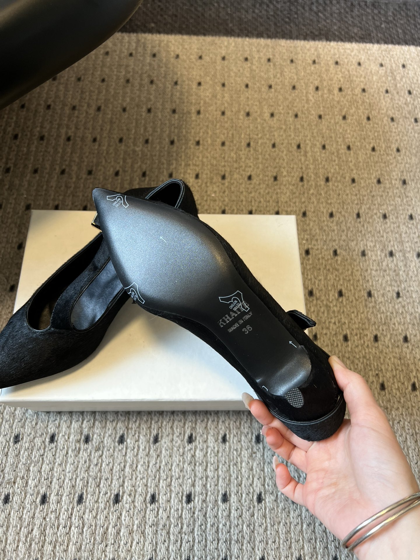 Khait*26ss尖头一字带金属扣低跟高跟鞋采用尖头造型，视觉上拉长腿部线条，兼具精致感与气场；搭配玛