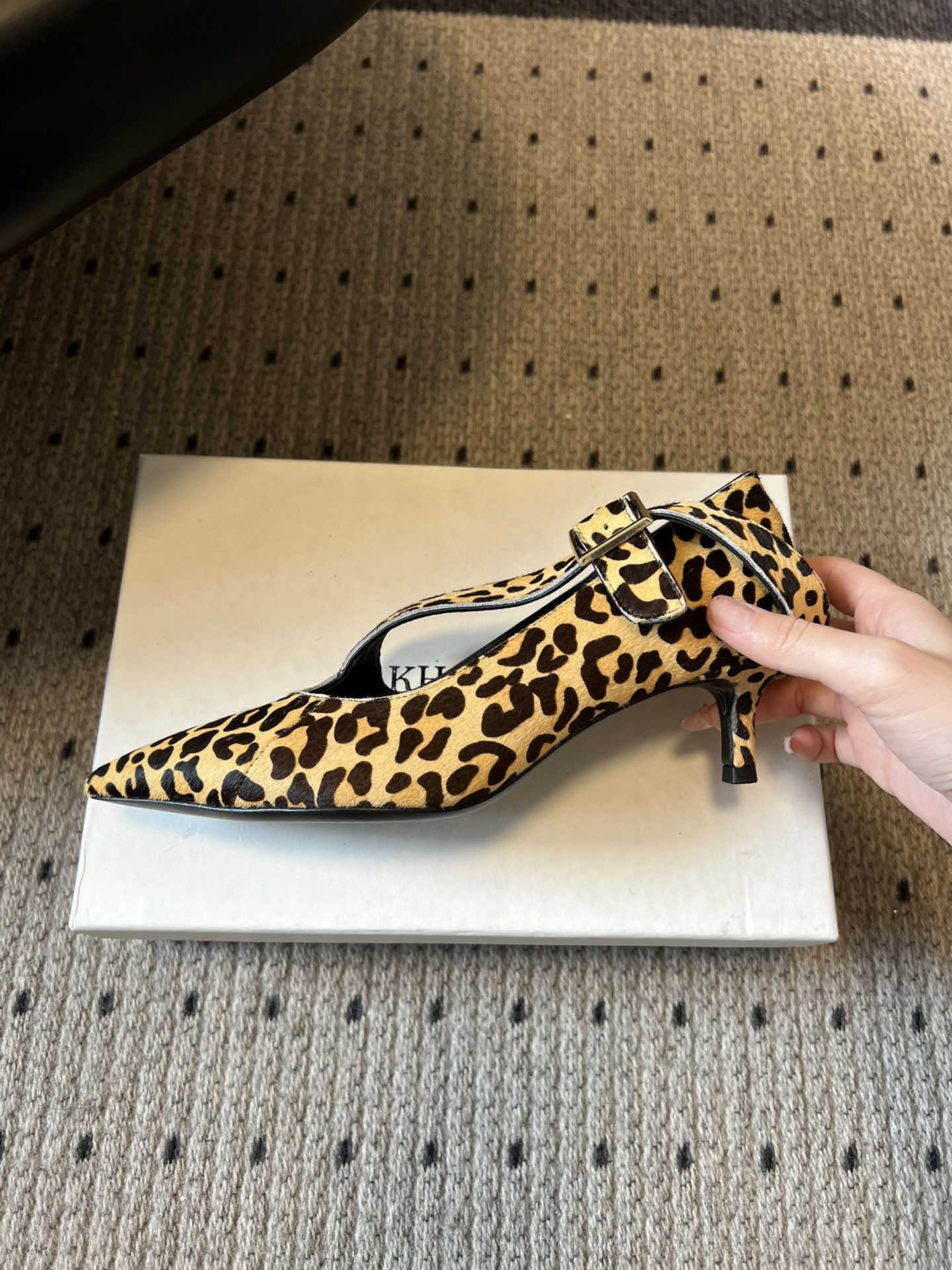 Khait*26ss尖头一字带金属扣低跟高跟鞋采用尖头造型，视觉上拉长腿部线条，兼具精致感与气场；搭配玛